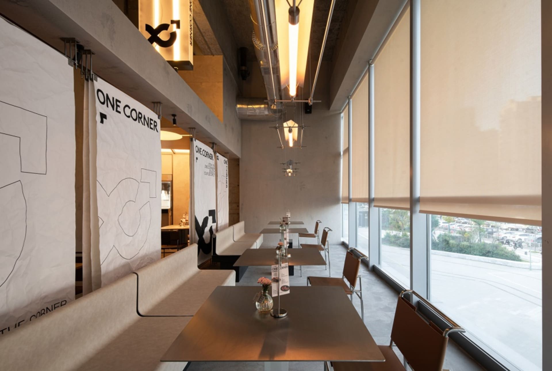 現代工業風餐廳,搭配金屬家具、大型窗戶與簡約裝飾。