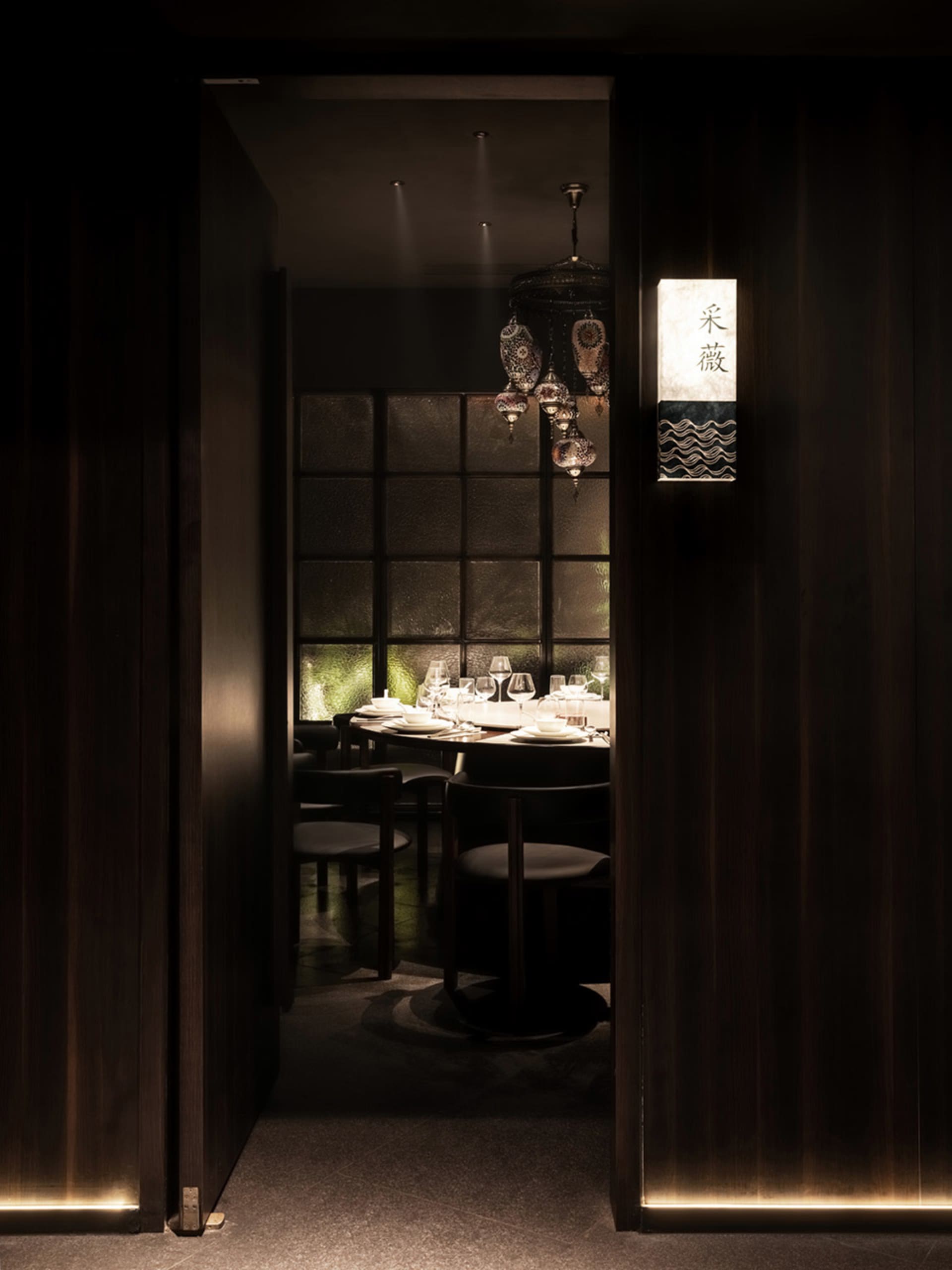 現代餐廳內部,搭配木質元素、水晶燈,營造舒適氛圍。