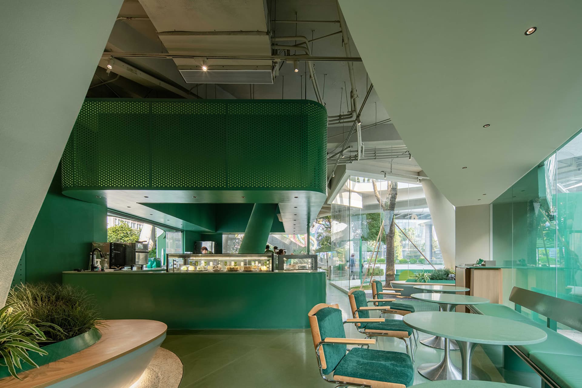 現代簡約自助餐廳，採用綠色金屬與玻璃元素