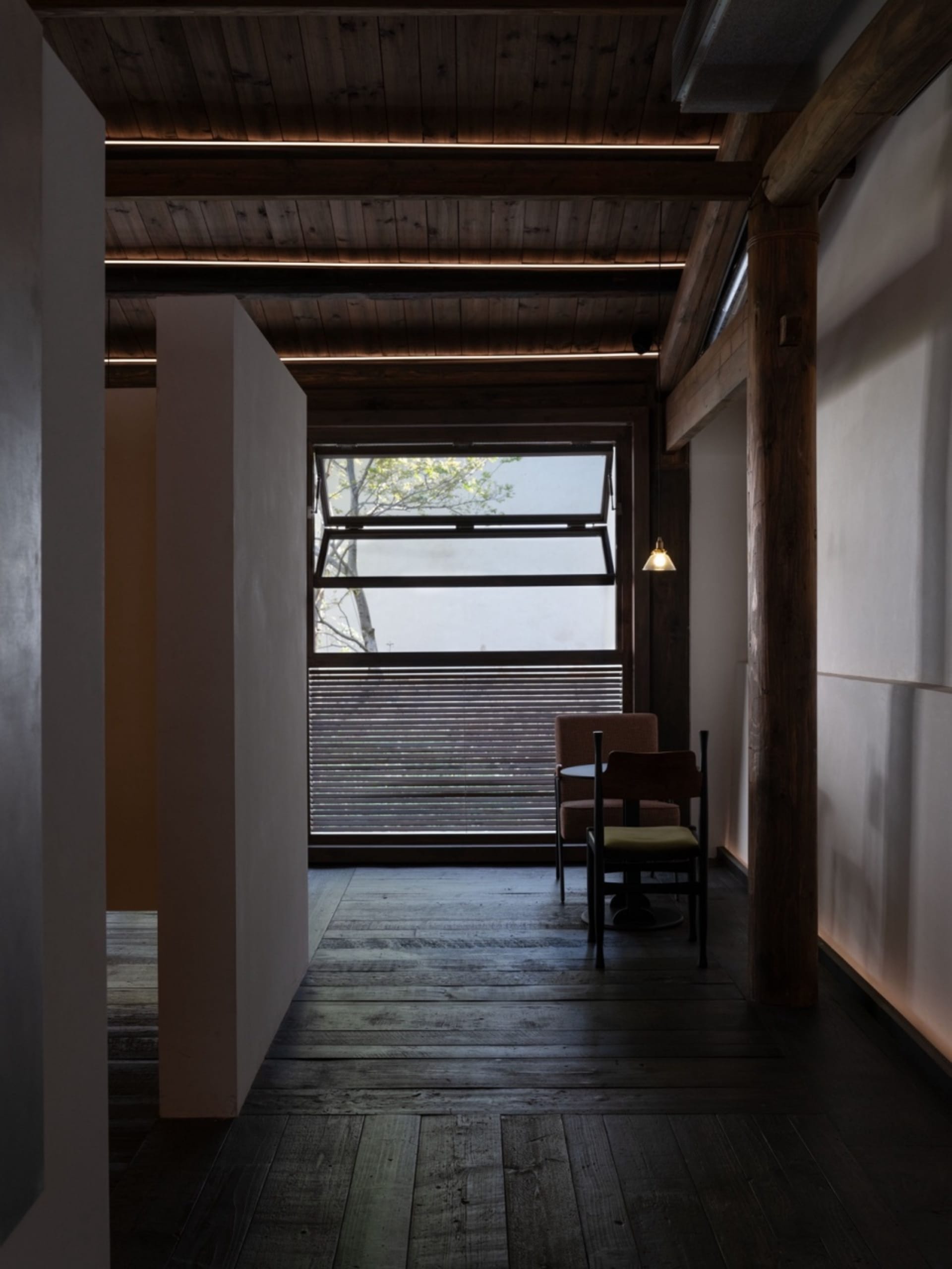 簡約風格的餐廳室內空間，融入木質元素並設有大面窗。