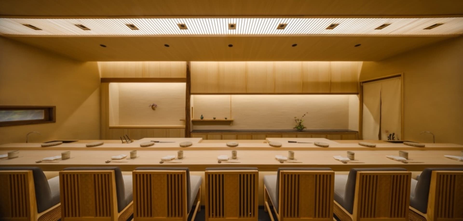 現代餐廳室內,搭配木質家具與簡約設計。