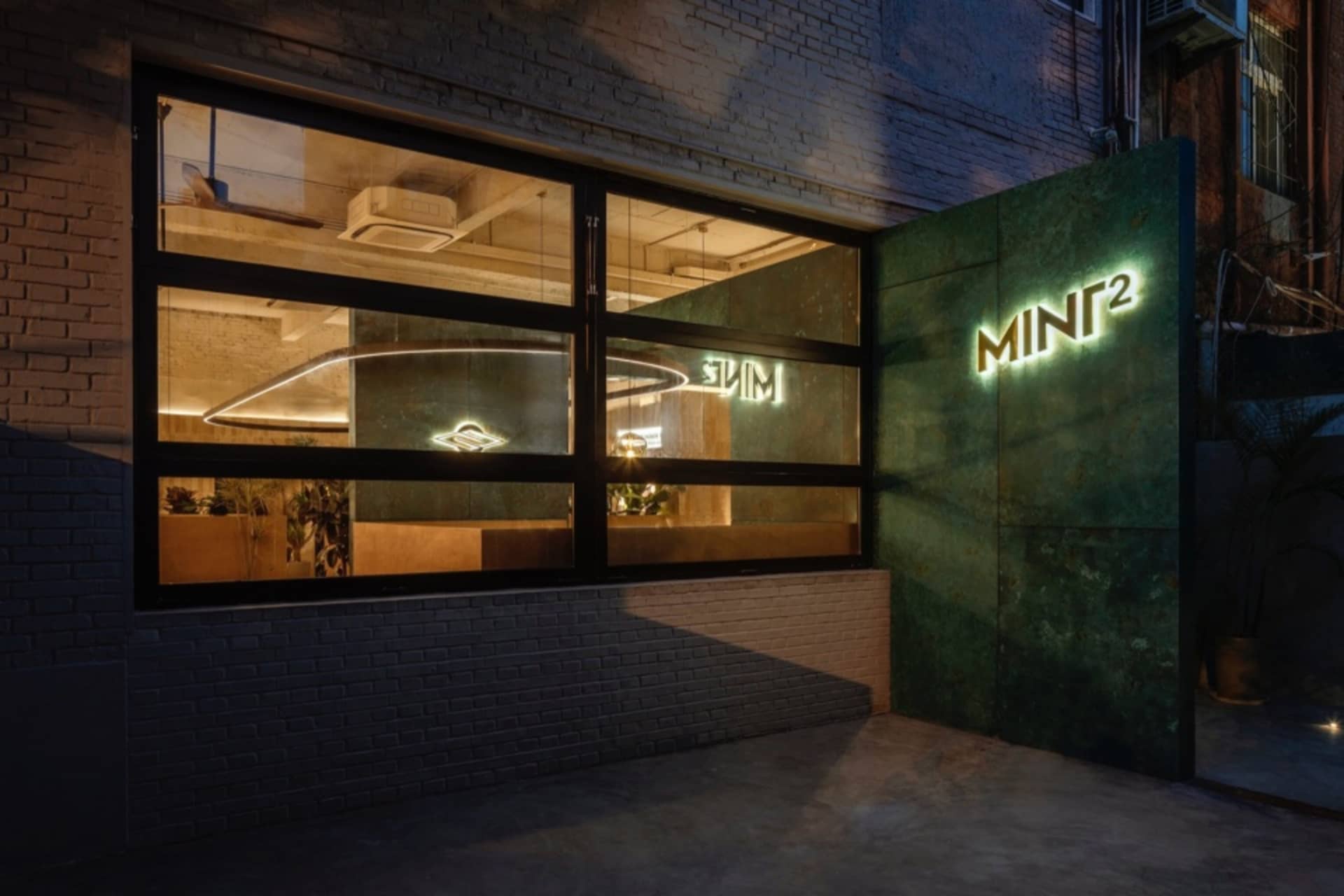 現代店面外觀採用磚牆與玻璃材質的組合，展現當代建築風格
