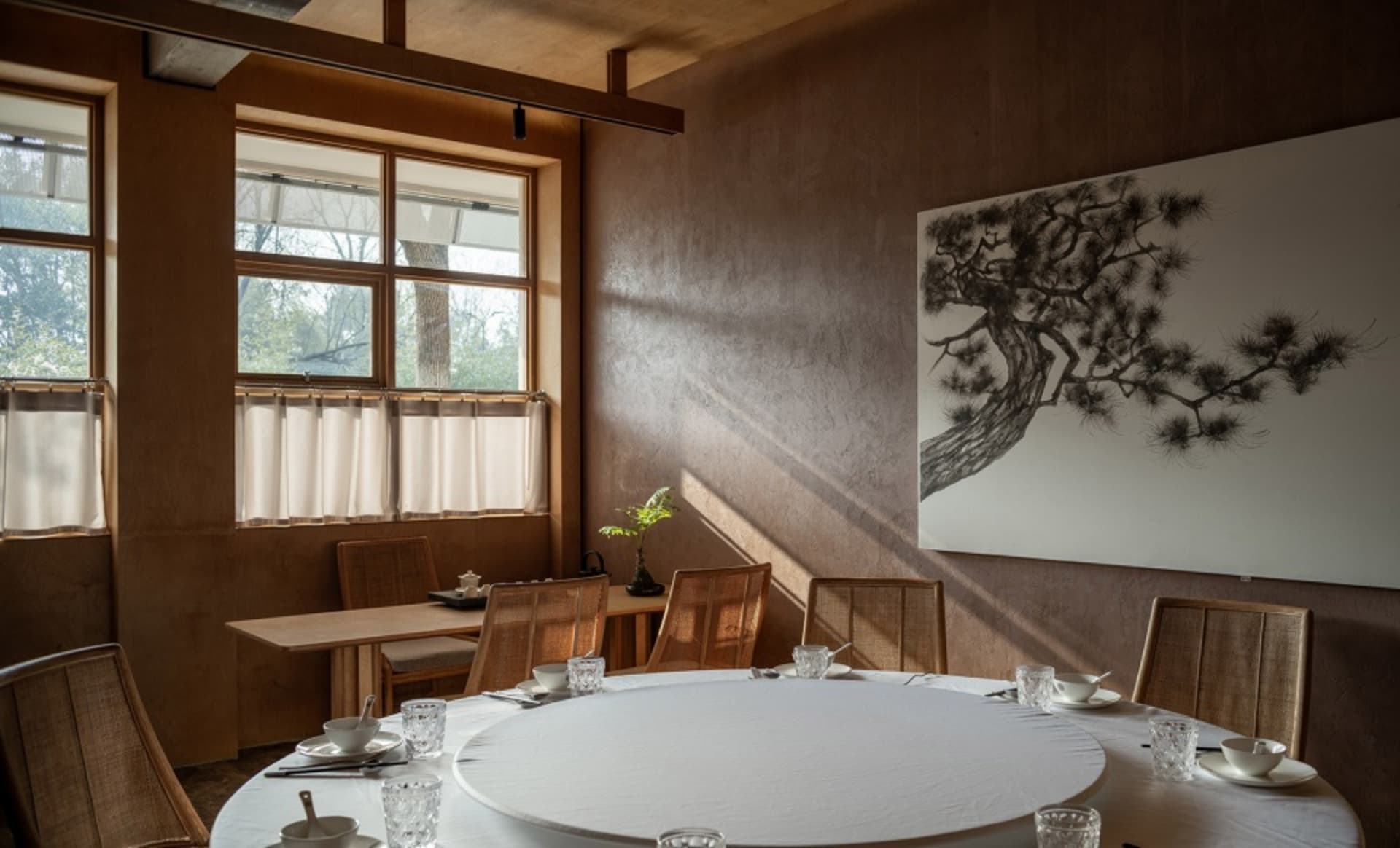 工業風主題餐廳室內,搭配木質家具與大型窗戶。