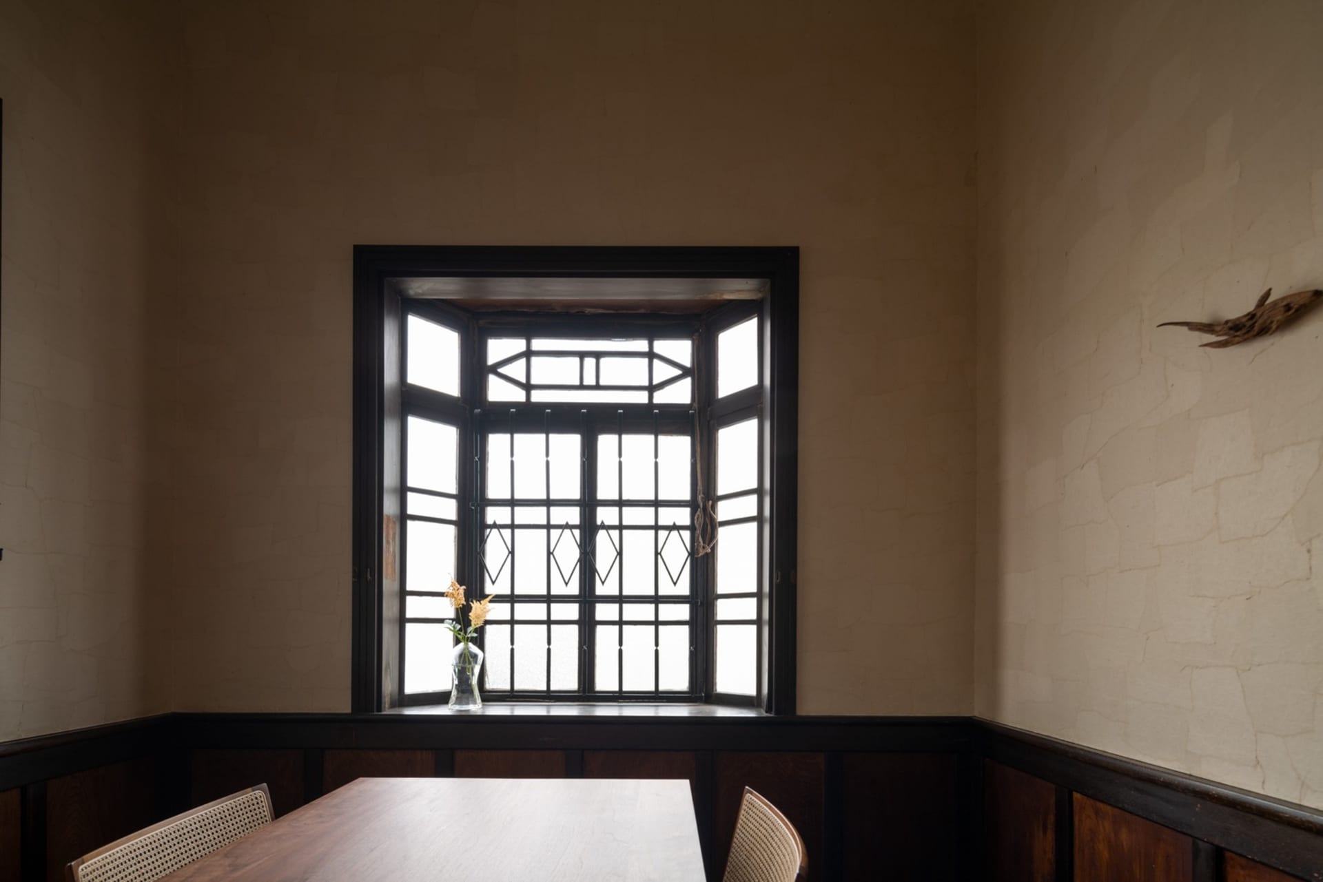 簡約風格餐廳,搭配木板牆面與餐桌椅組。