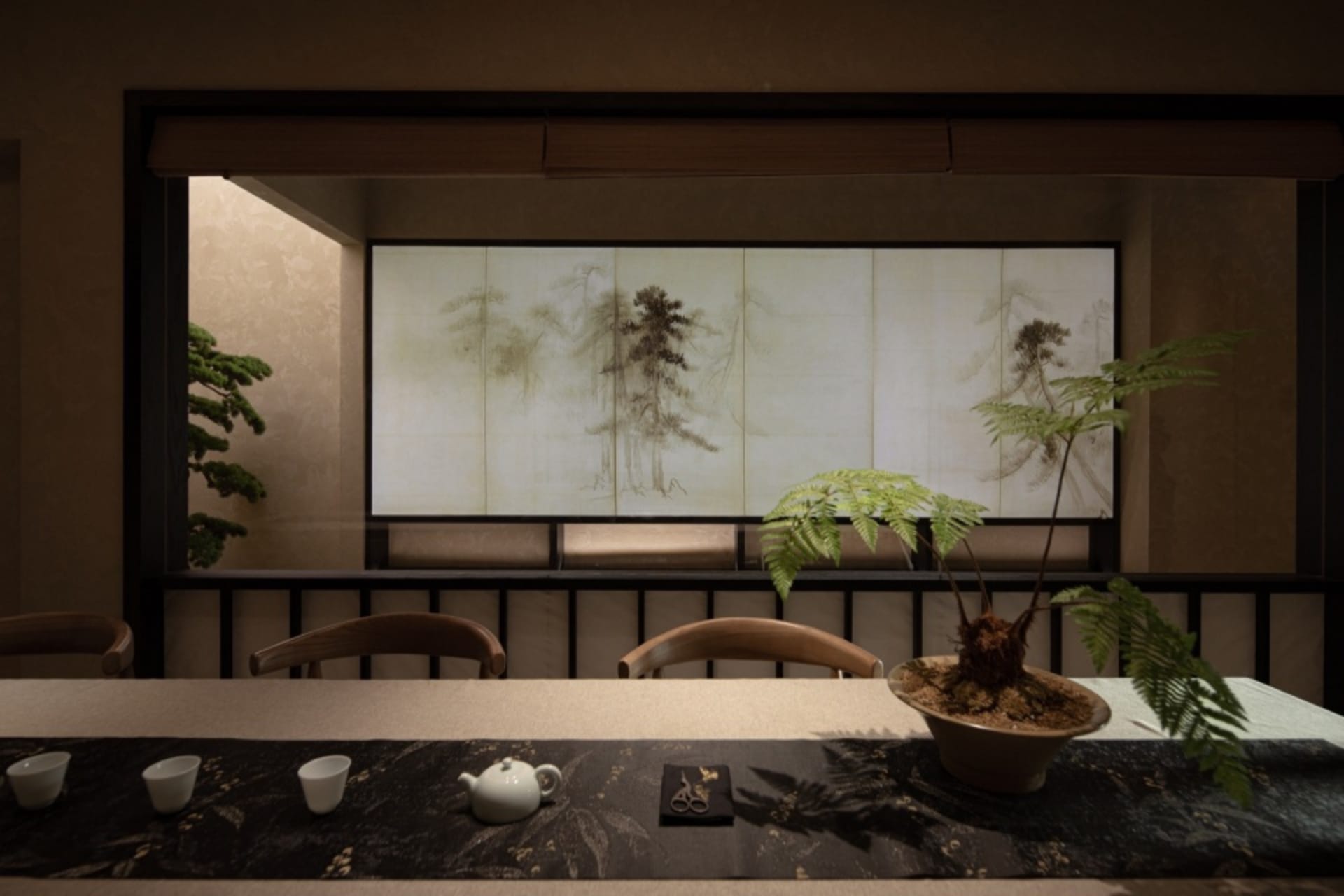 茶室內有木質元素與傳統日式藝術作品。
