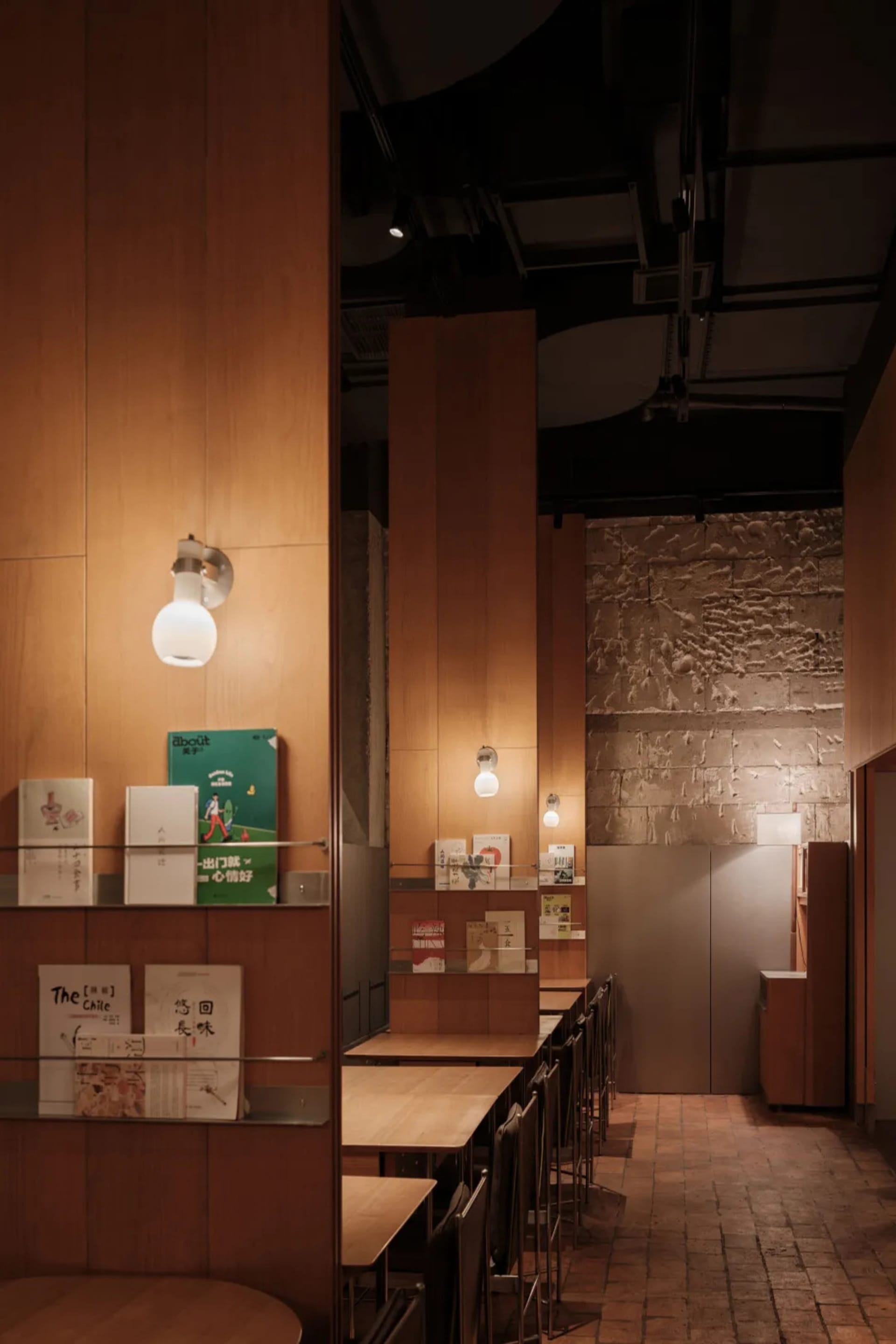 現代咖啡廳室內,搭配木質餐桌與層架。