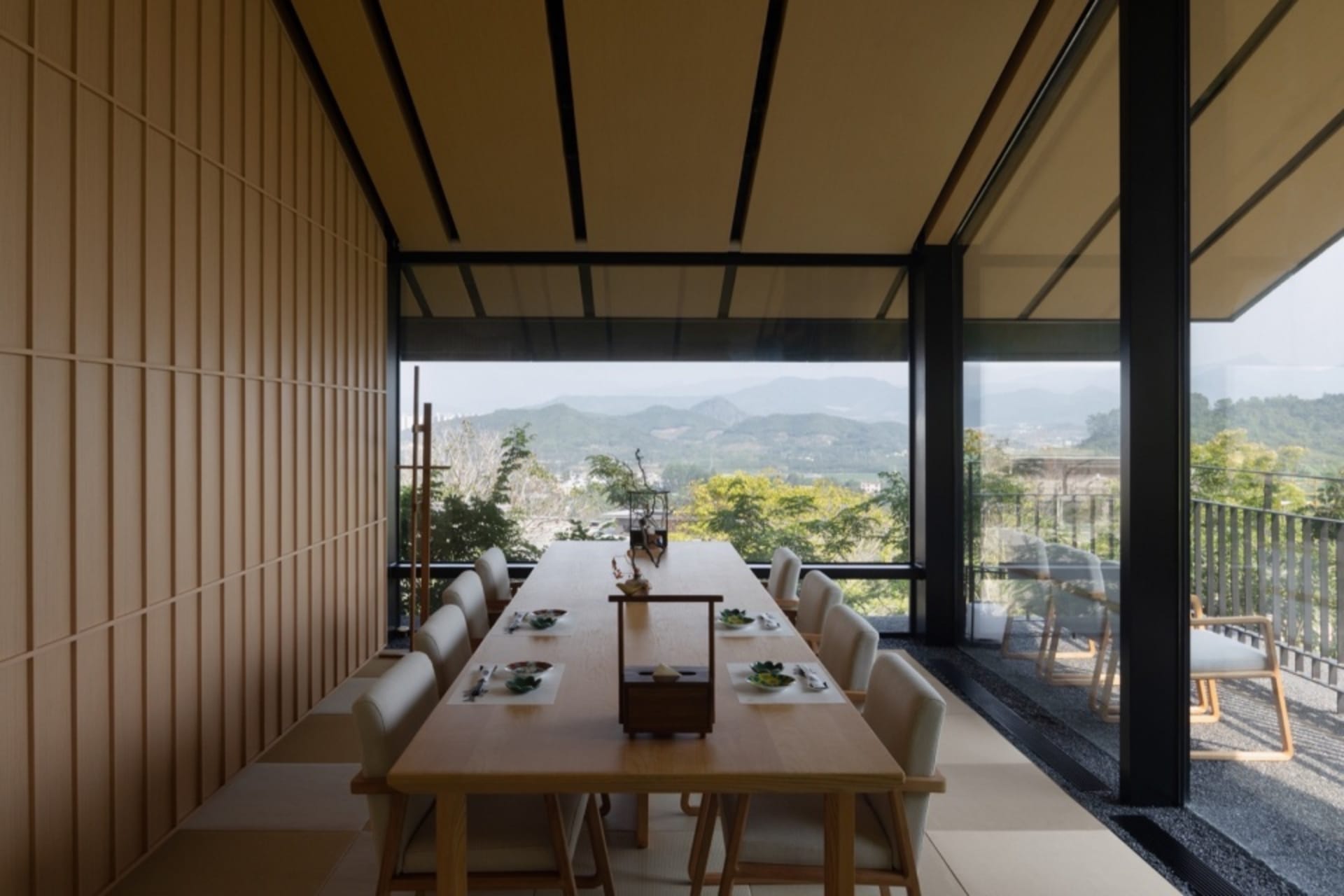 簡約餐廳搭配木質家具，透過大窗可眺望山景。
