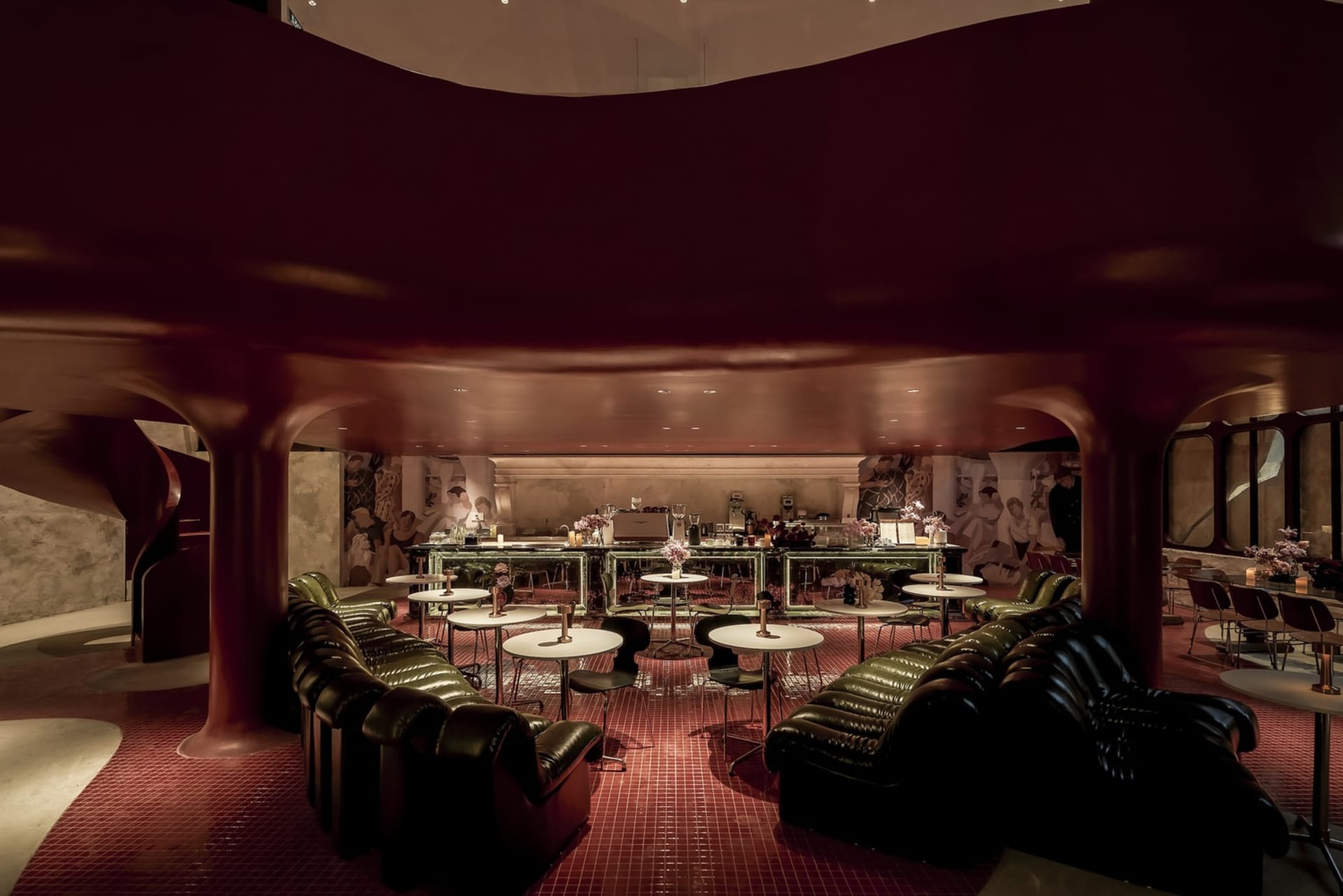 現代餐廳與酒吧室內，搭配金屬牆面與餐桌。