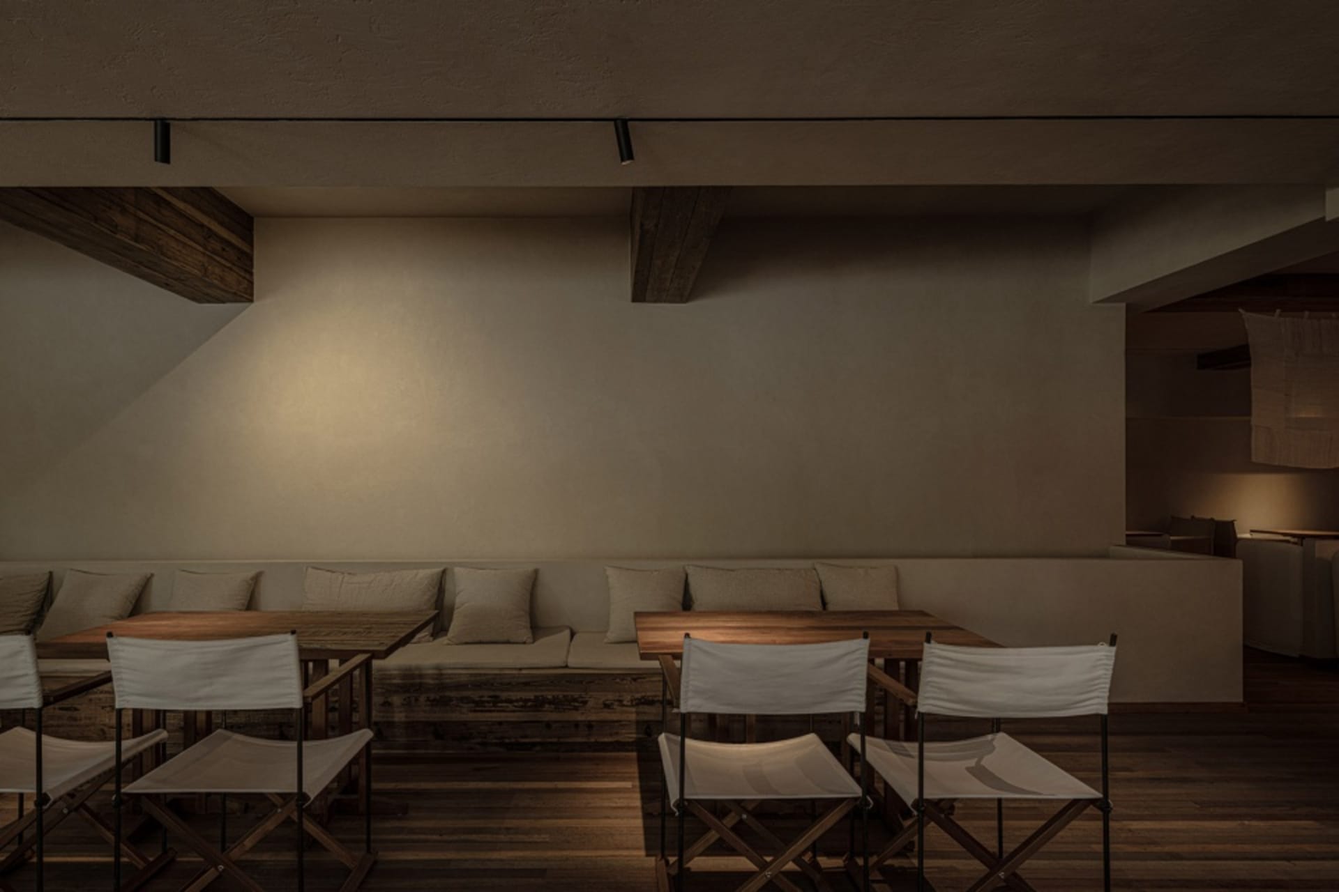 工業風餐廳室內,搭配木製餐桌與軟墊座椅。