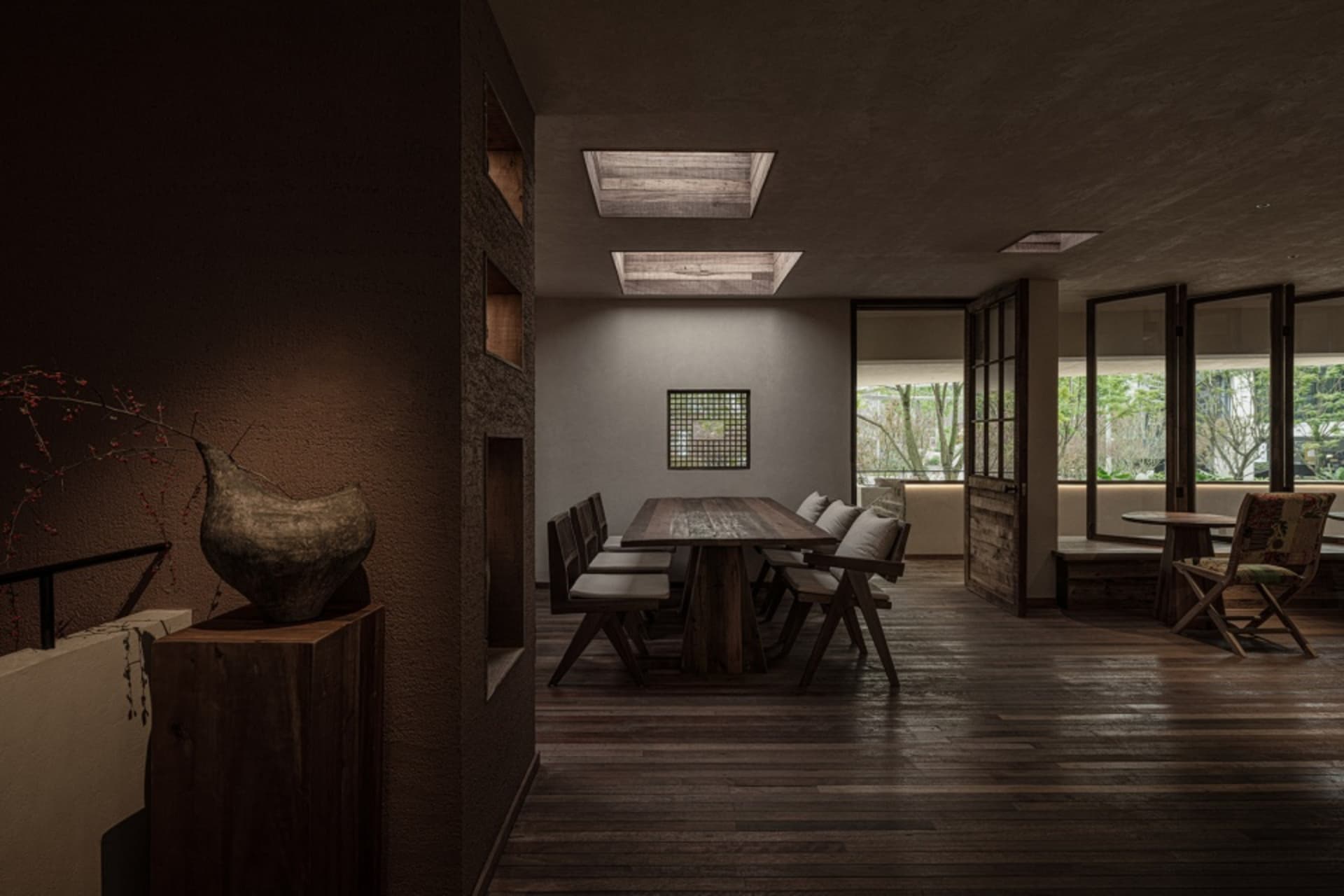 現代餐廳餐廳空間內擺放木質餐桌，搭配軟墊與座椅。