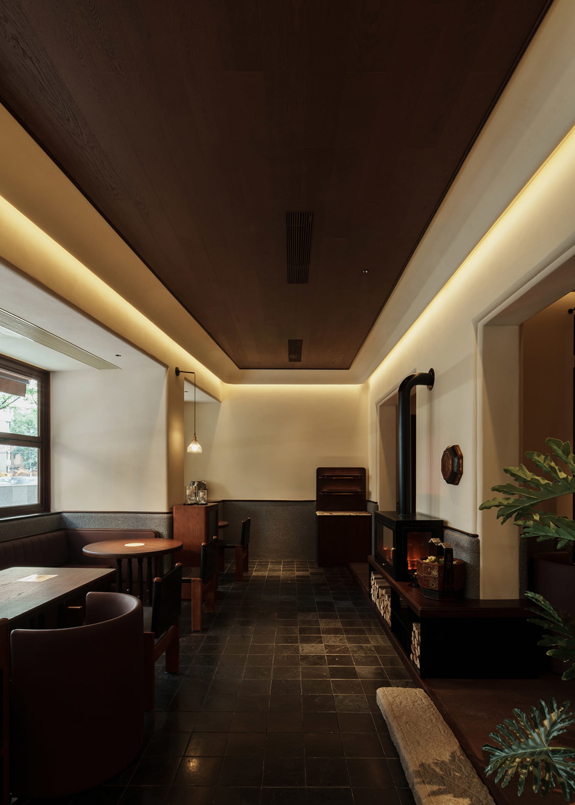 現代餐廳室內，木質牆板搭配瓷磚地板。
