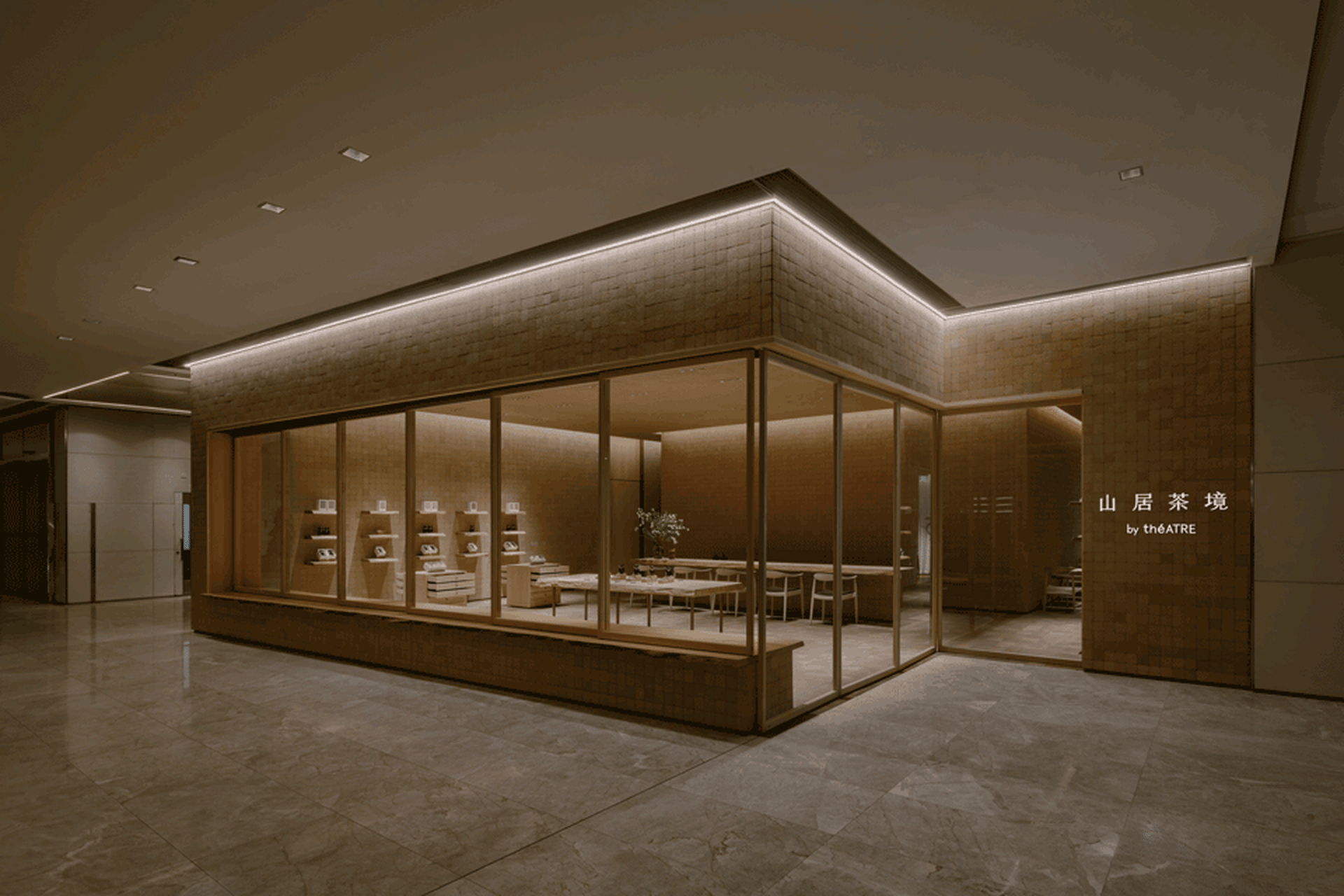現代茶室搭配瓷磚地板，大型玻璃窗展示舒適的座位區，內有桌椅。