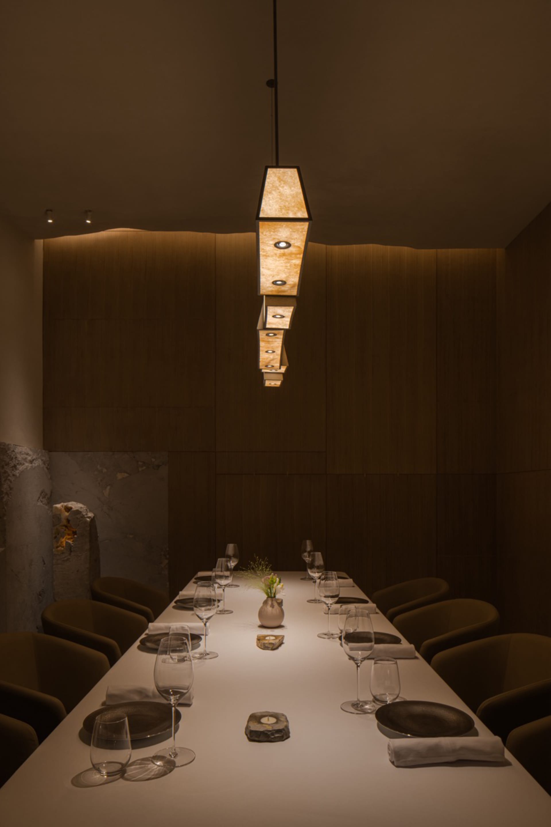 現代餐廳用餐區，木地板與吊燈設計。