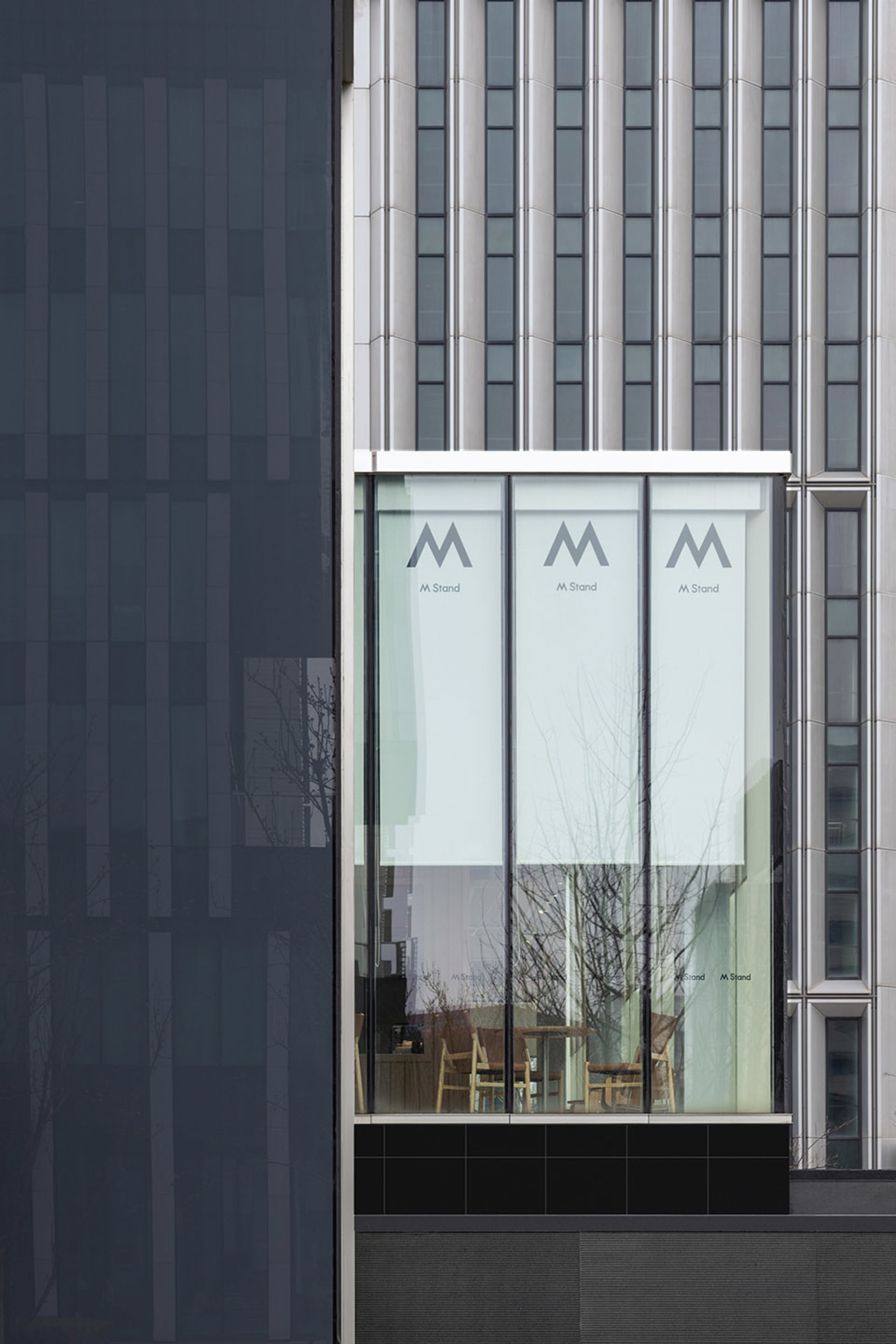 現代辦公室建築的玻璃、金屬與混凝土外觀。