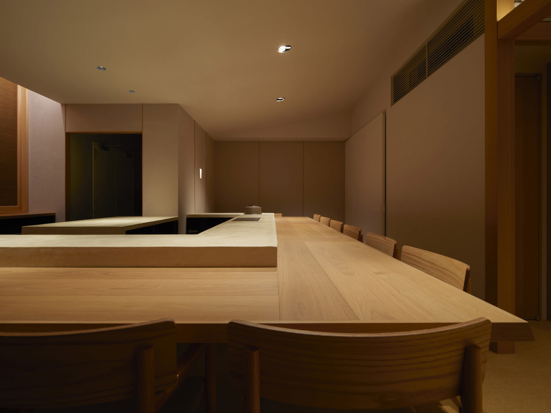 現代餐廳室內擺設木質餐桌與餐椅