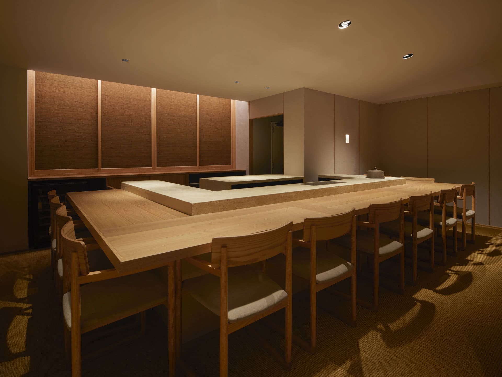 現代簡約餐廳室內，搭配木質家具與混凝土檯面。