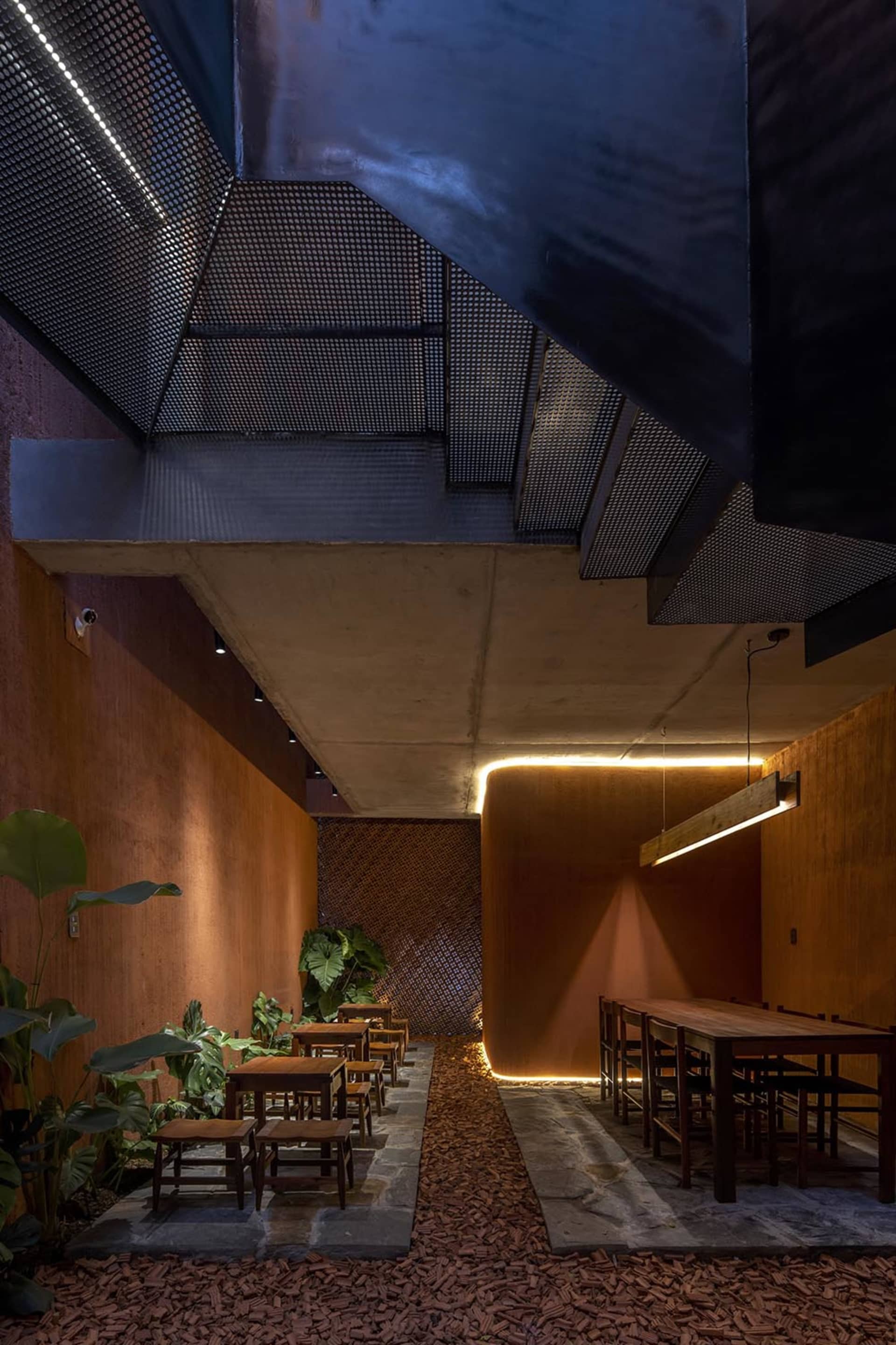工業風餐廳室內,混凝土牆面與天花板搭配現代簡約設計。