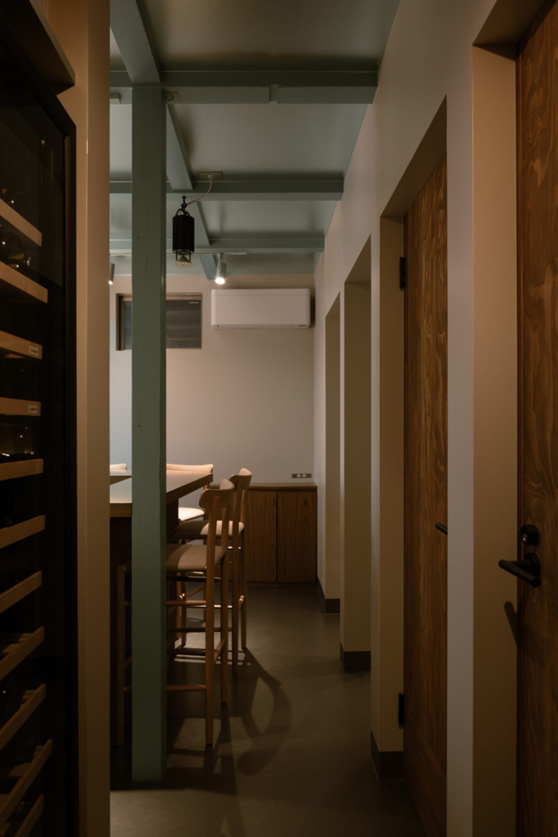 現代餐廳以木質家具為主，搭配極簡設計與俐落美感。