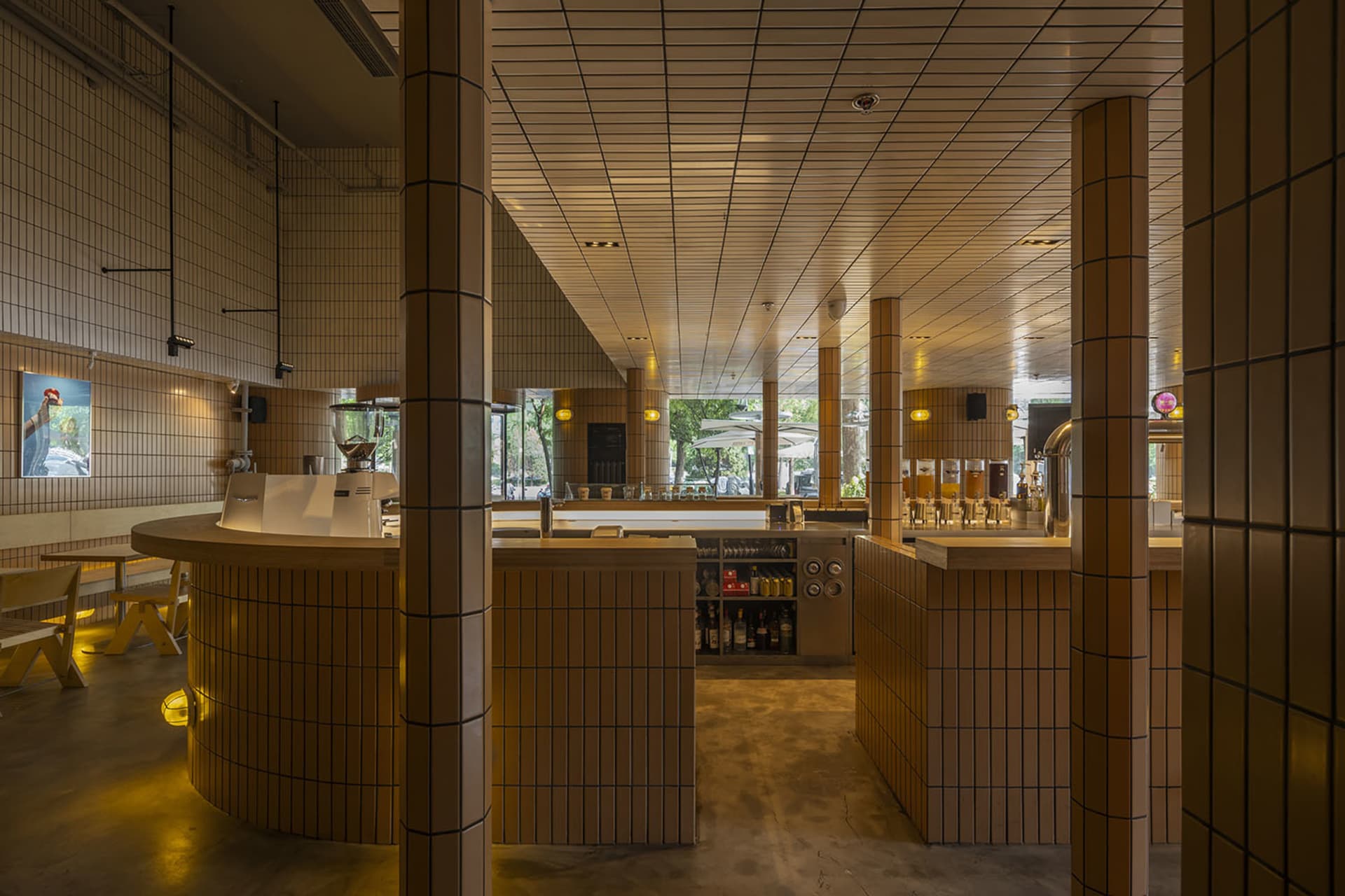 現代咖啡廳室內,採用混凝土與木質飾面