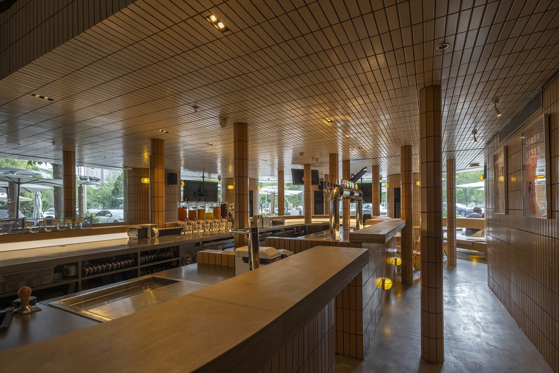 工業風餐廳吧台，搭配木質吧檯與金屬座椅