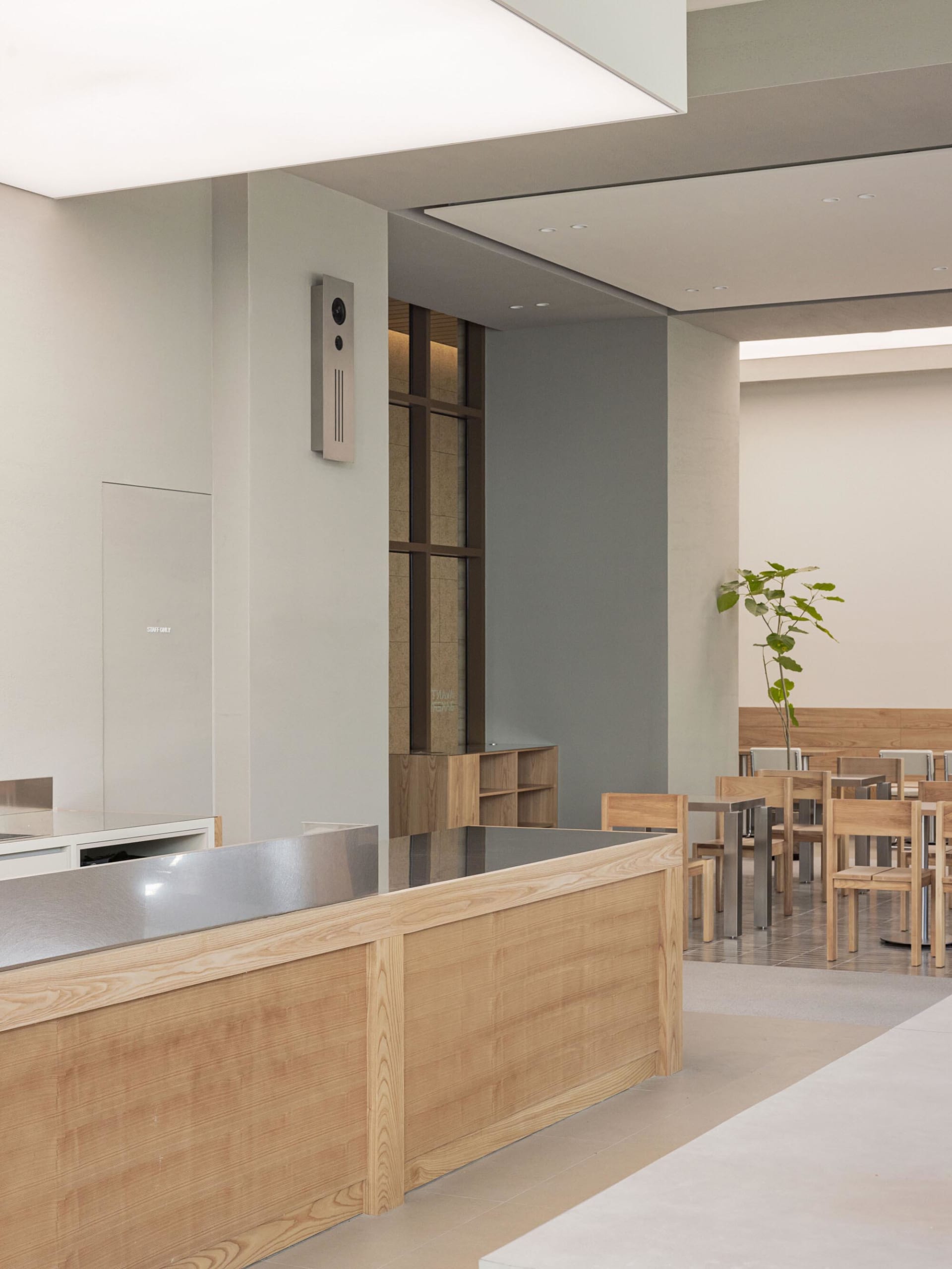 現代餐廳配有木製餐桌與金屬餐椅