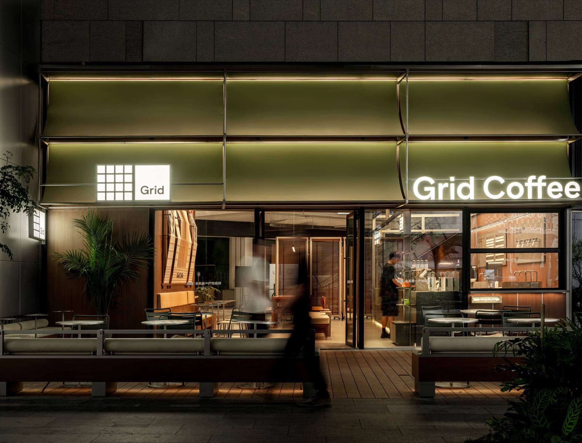 現代店面搭配格柵圖案遮陽篷，以及 Grid Coffee 的燈光招牌。