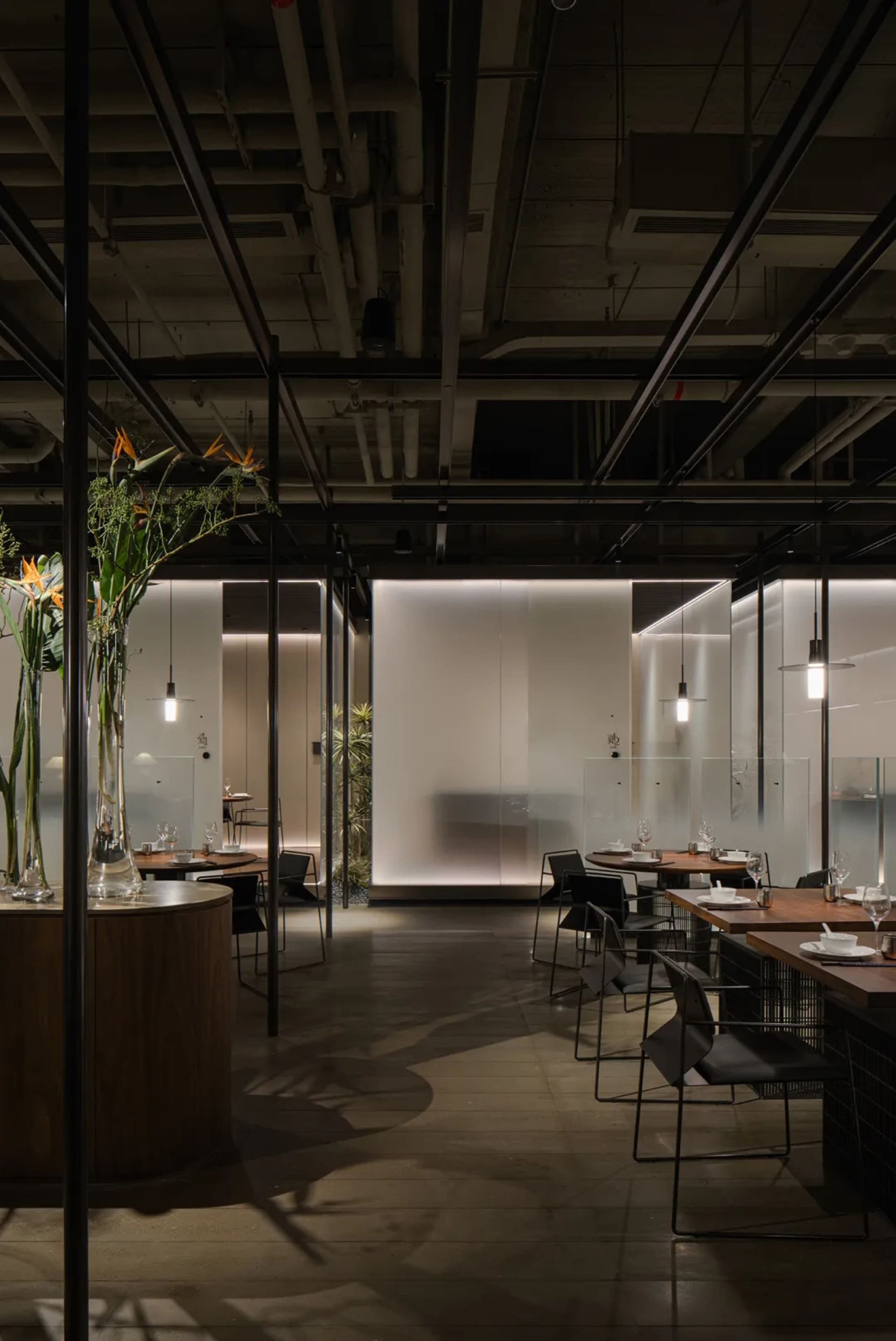Interior design image of a modern restaurant featuring glass and concrete elements.