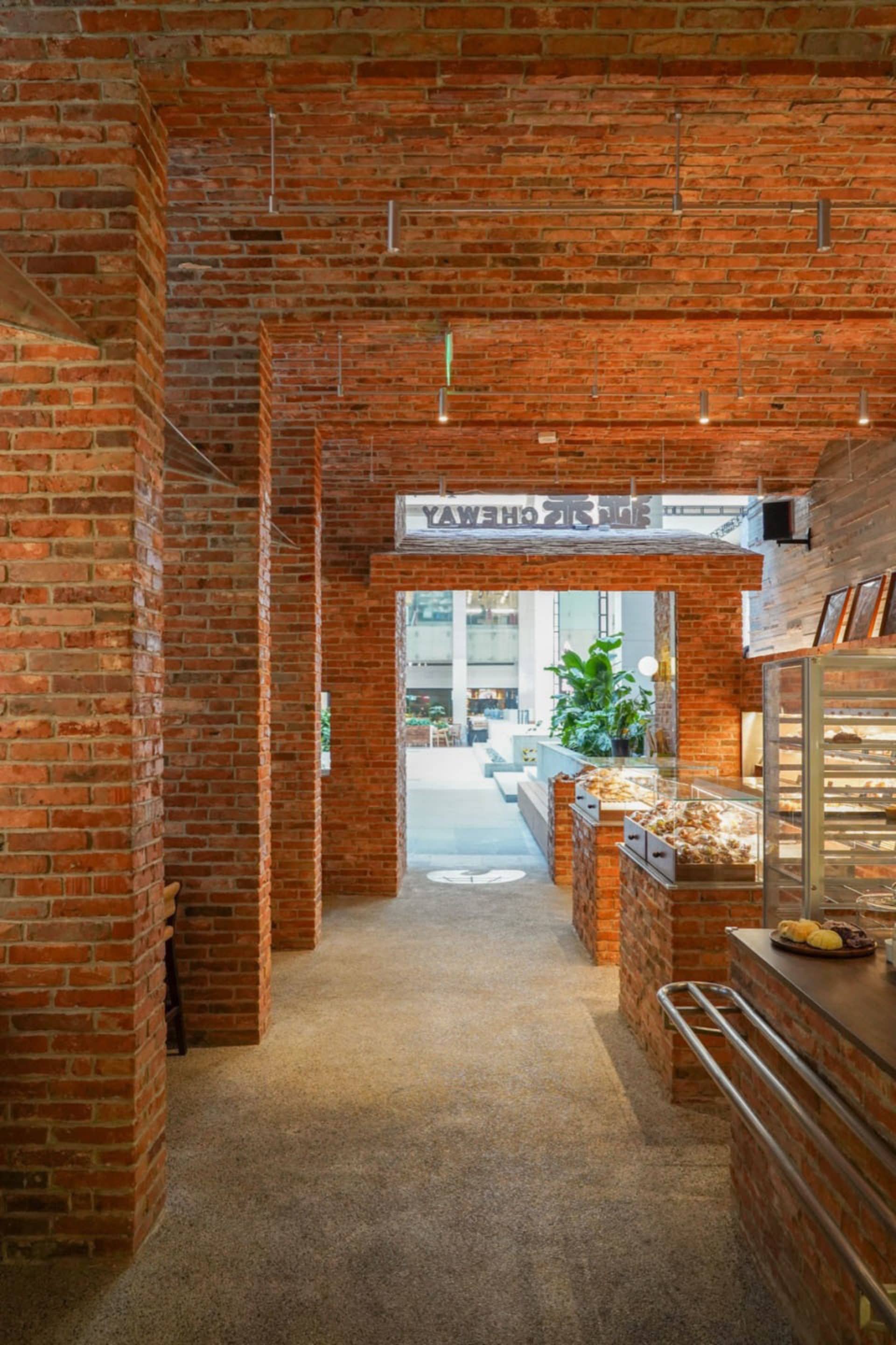 工業風格的麵包店,展示裸露的磚牆,呈現現代且都市的氛圍。