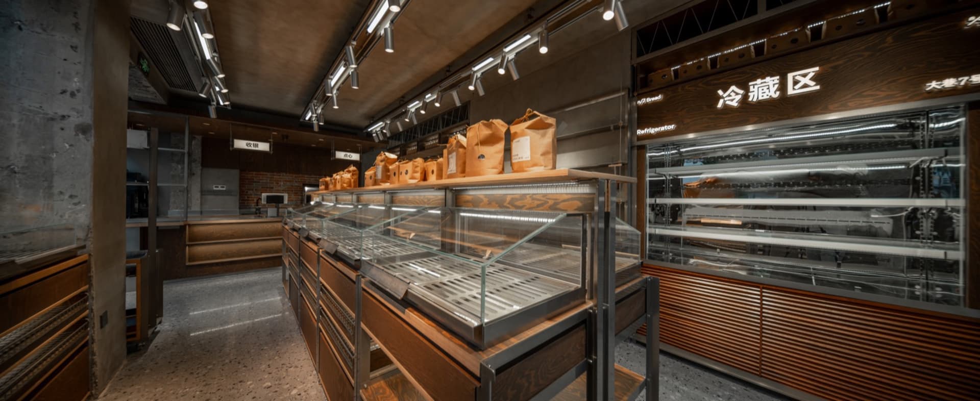 現代麵包店室內以木質材料與設計元素呈現。