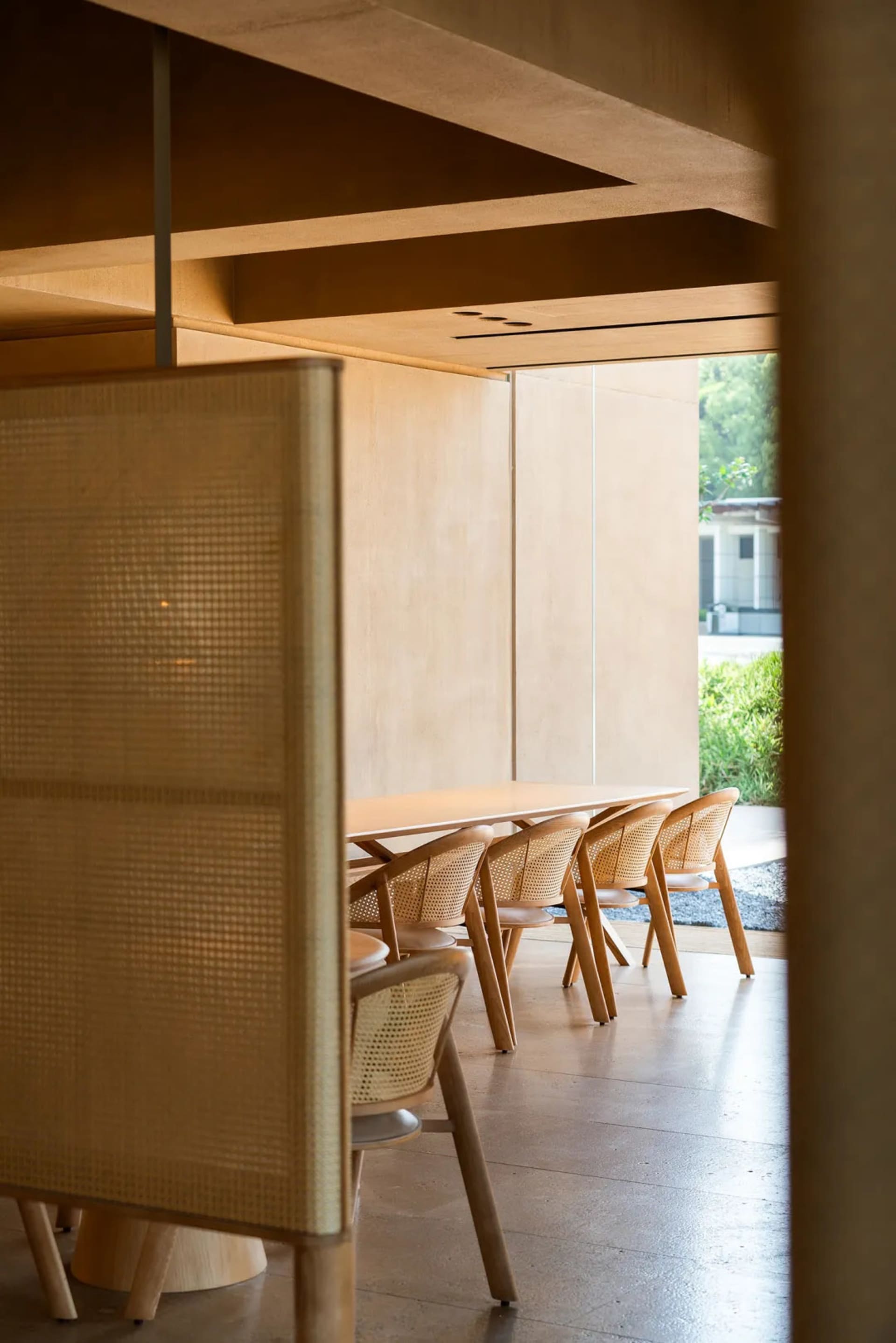 現代餐廳用餐區,搭配藤編椅背與木製餐桌。