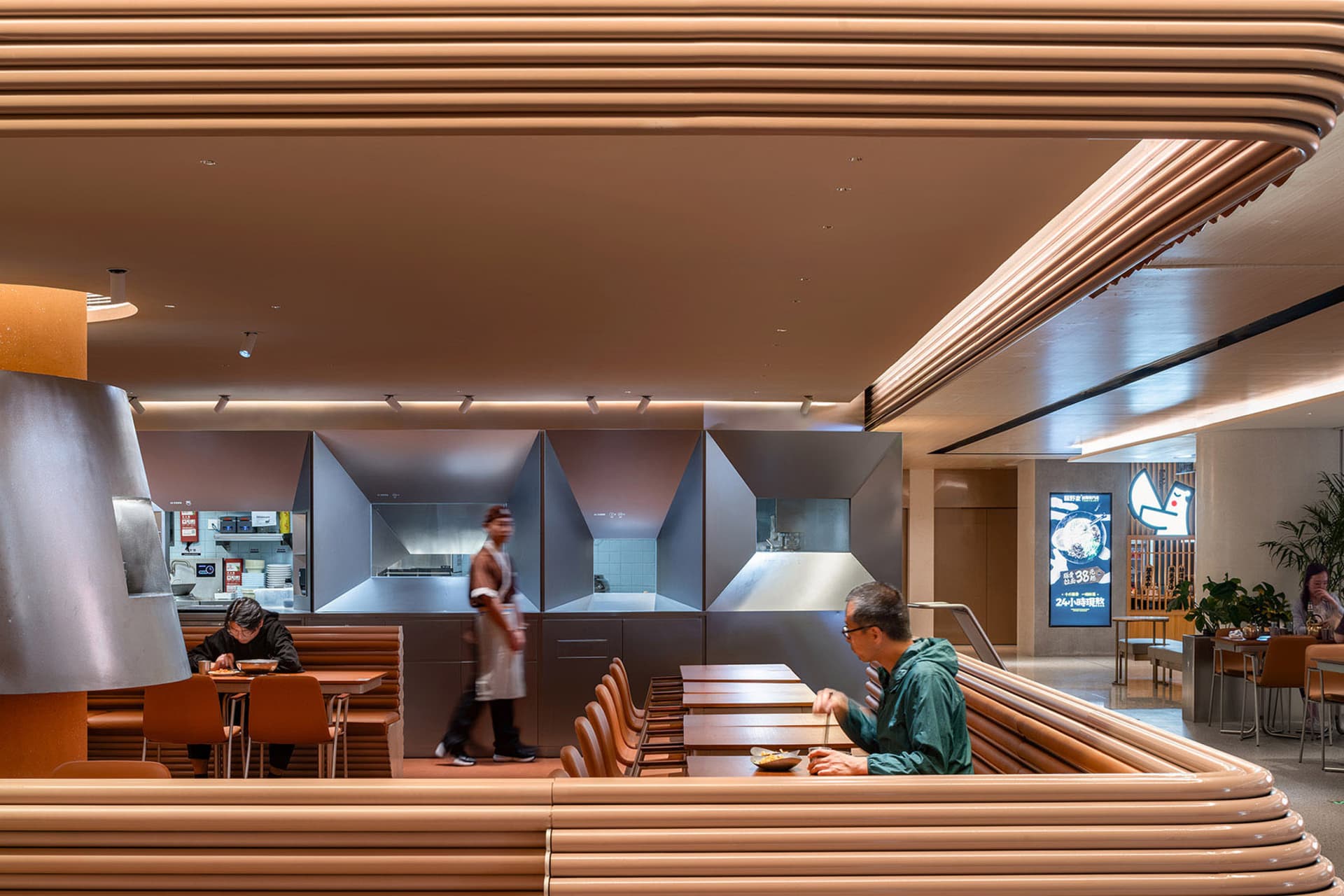 現代餐廳混凝土主題室內照，展示餐桌、餐椅及廚房區域視野。