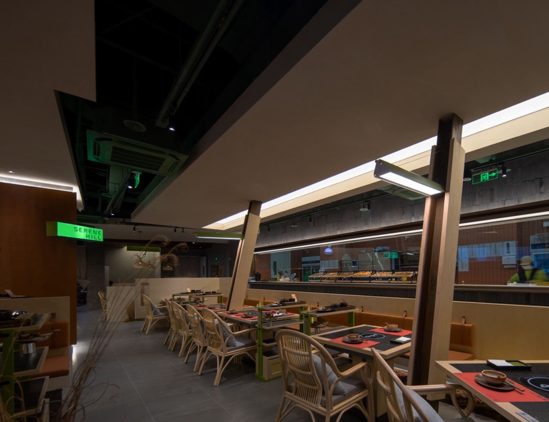 現代工業風餐廳室內，採用混凝土與玻璃材質。