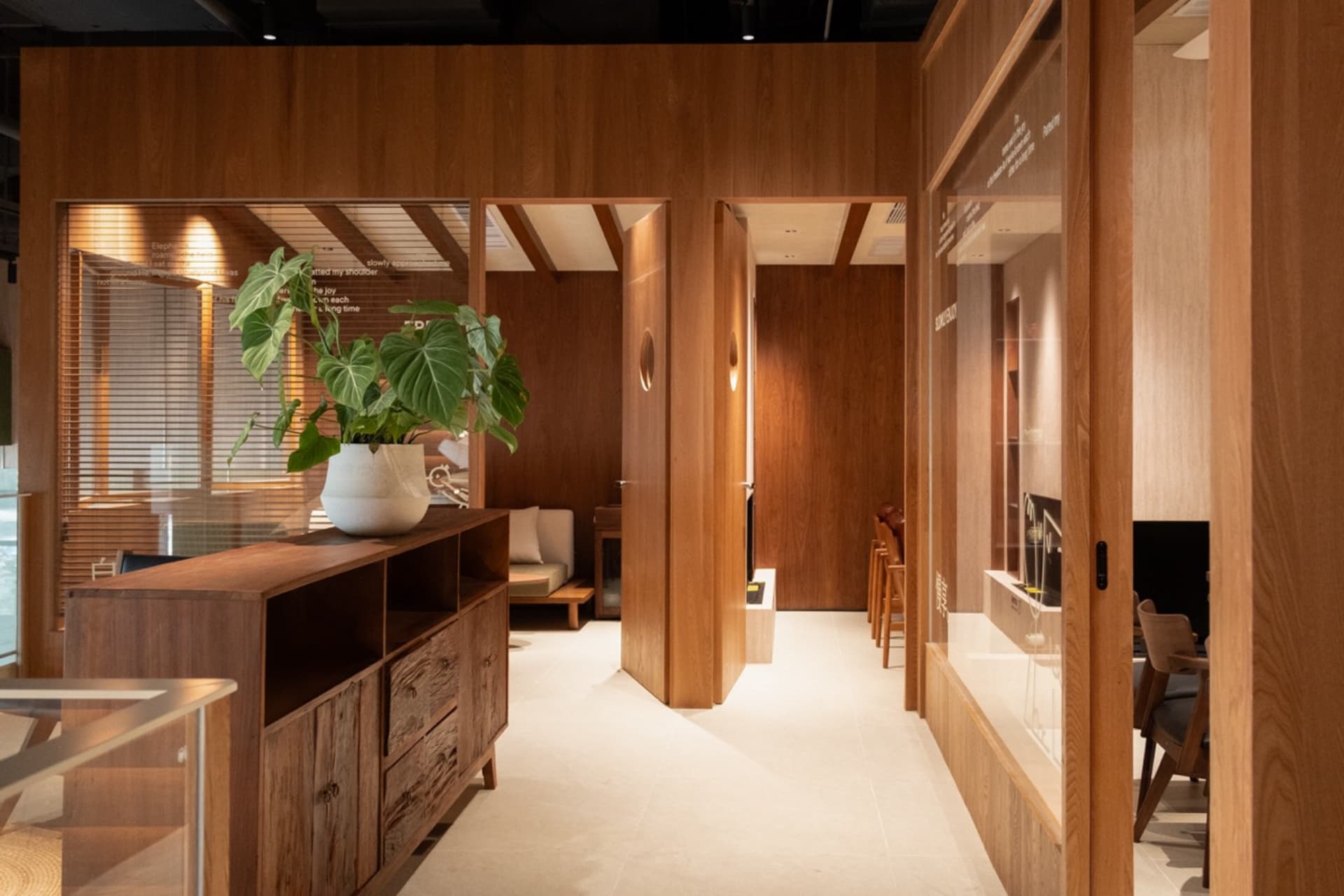 現代展覽空間,展現木質室內設計與可穿戴藝術