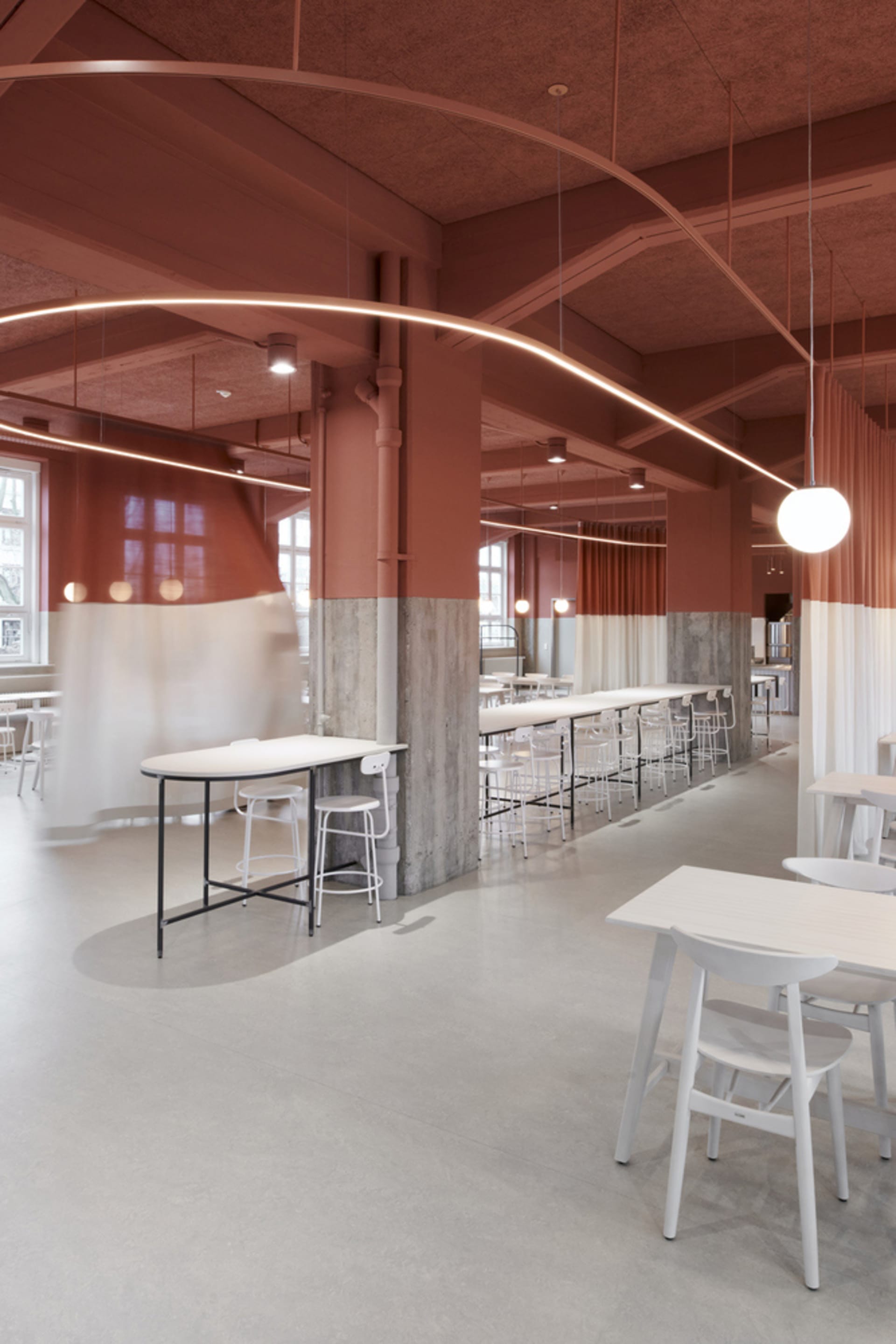現代工業風餐廳室內,採用混凝土與磚牆材質。