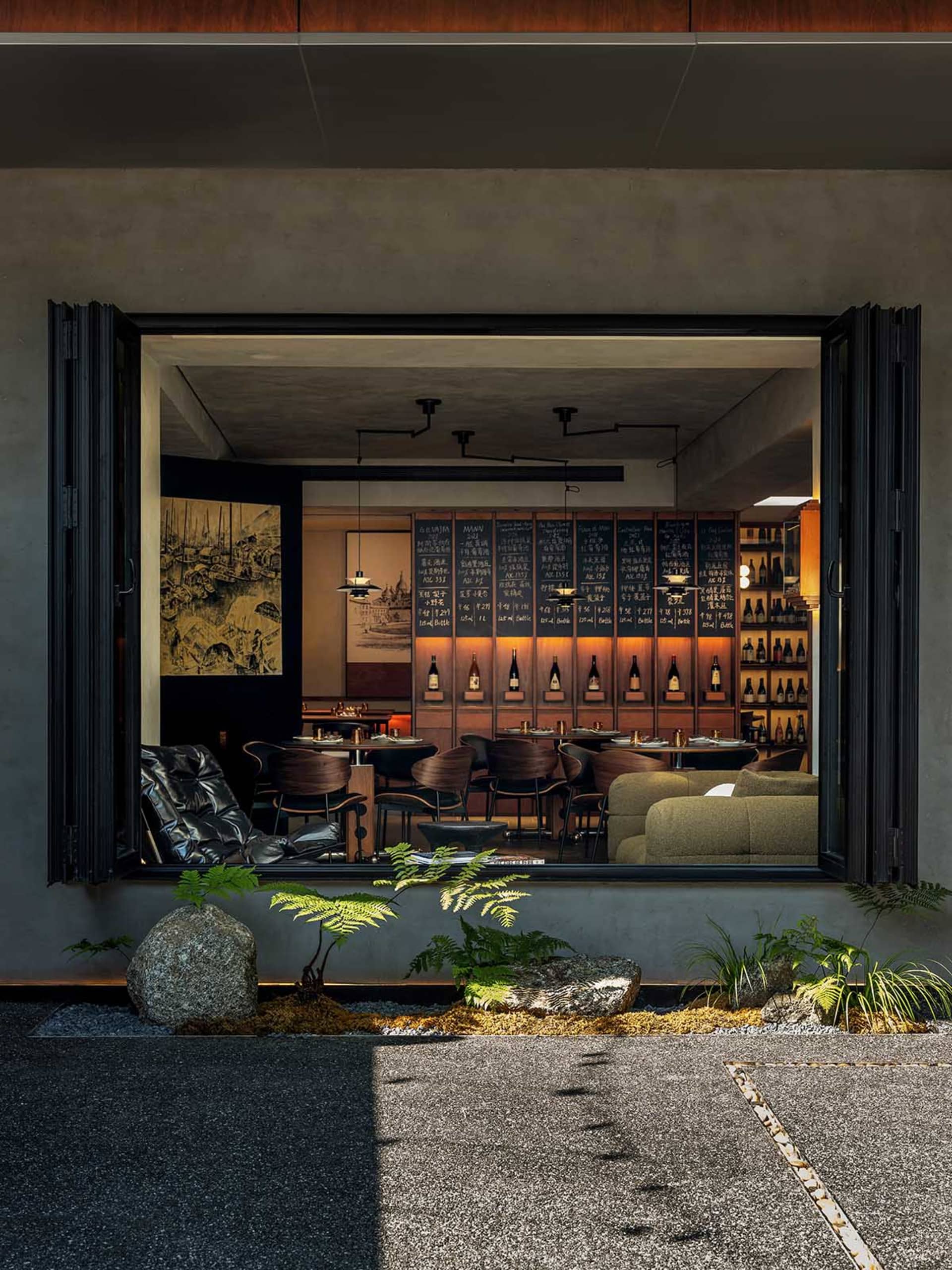 現代餐廳酒吧,搭配木質家具與混凝土牆面,呈現Brewbar & Kitchen風格。