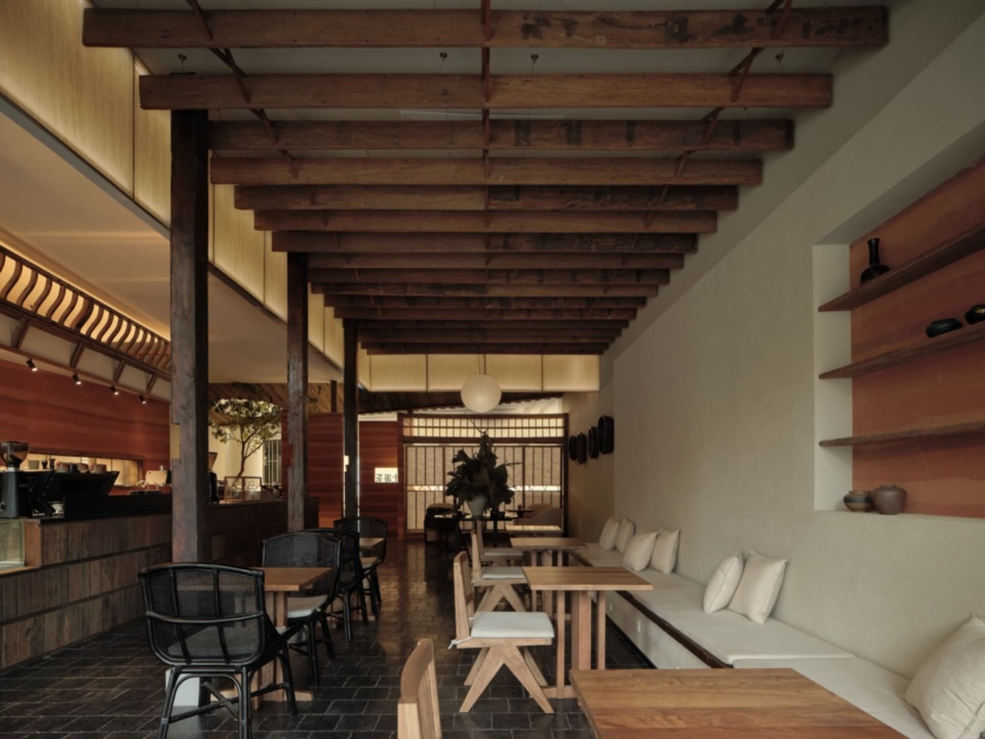 現代餐廳室內空間，搭配木質天花板與座位區