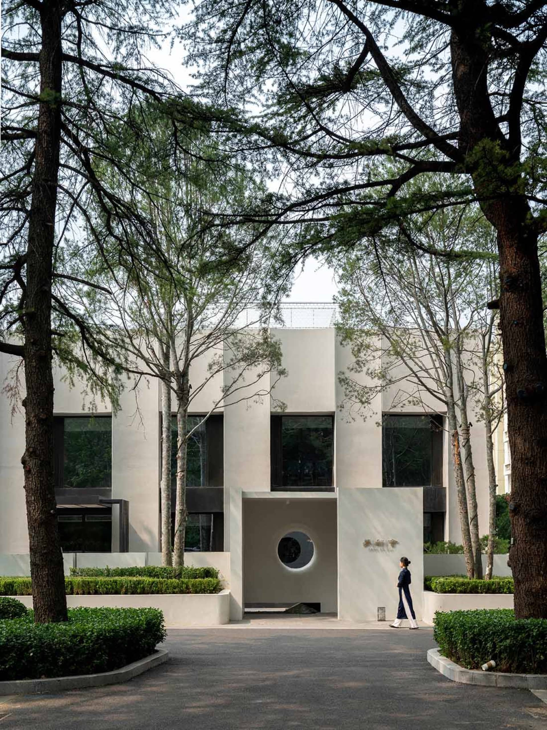 一棟以混凝土為主要建材的現代辦公大樓,採用極簡設計風格。