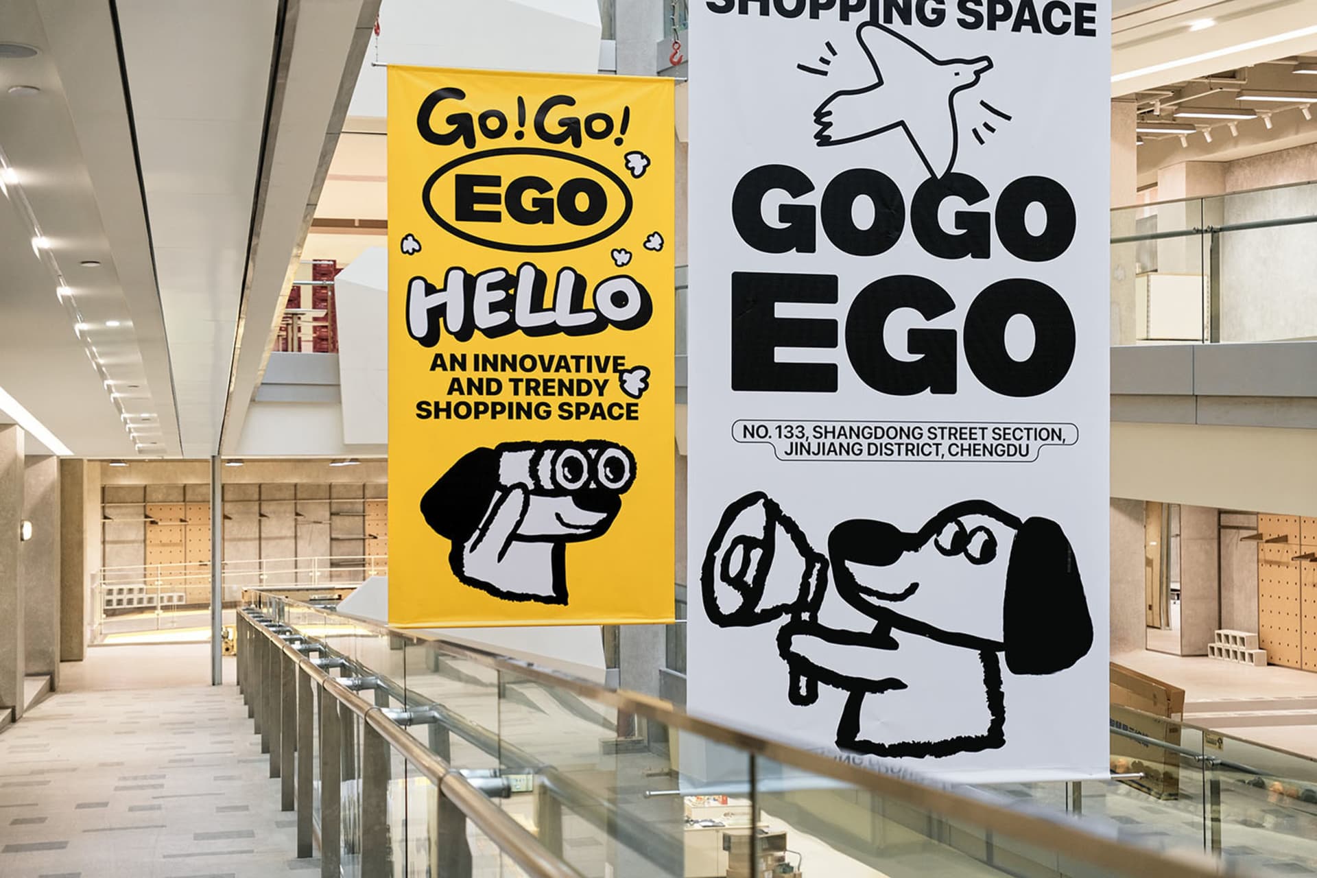 Gogo Ego 橫幅展示促銷文字與卡通角色,置於購物中心環境中。