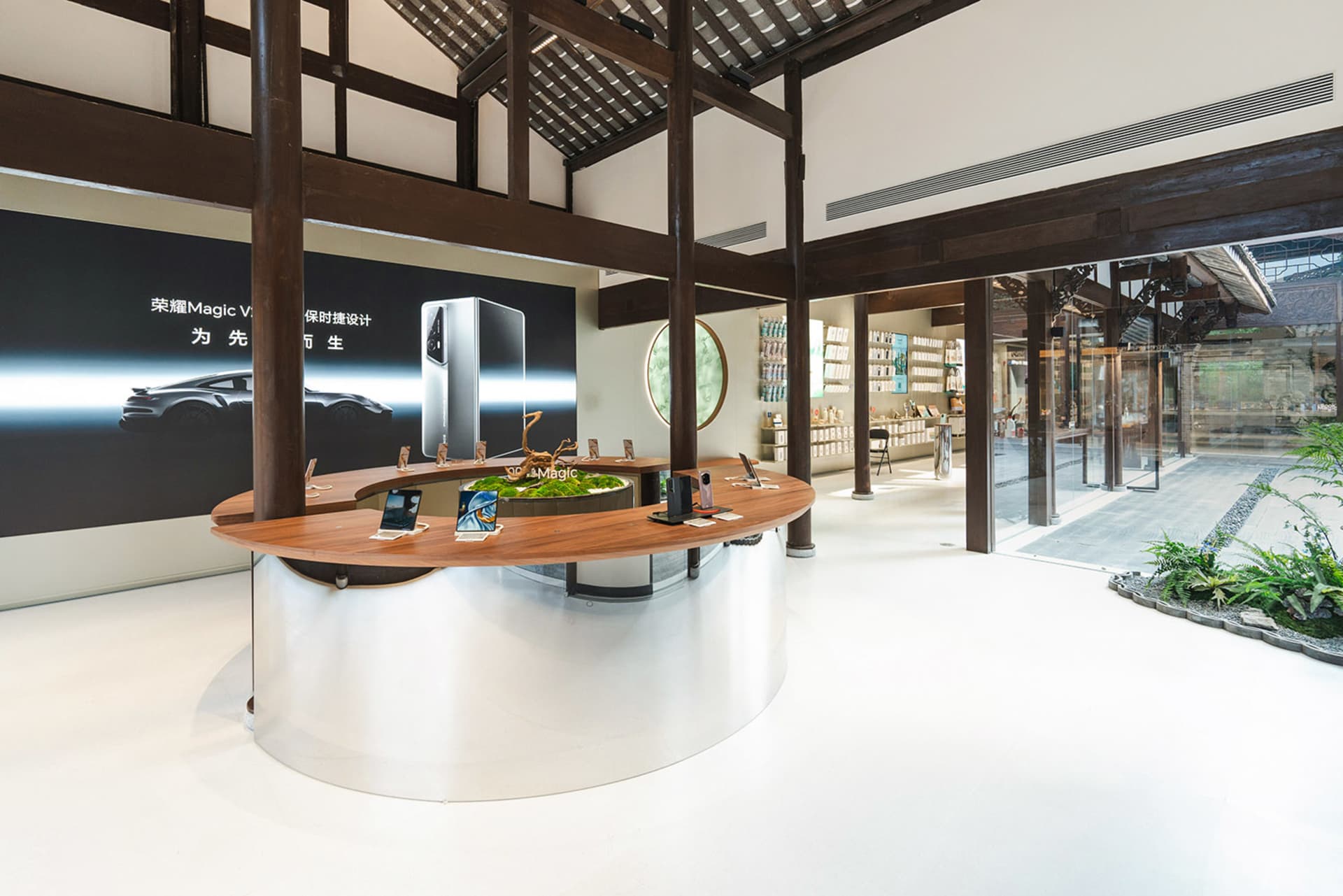 一間以現代風格打造的零售店,融入木質元素、玻璃展示櫃與混凝土地板。