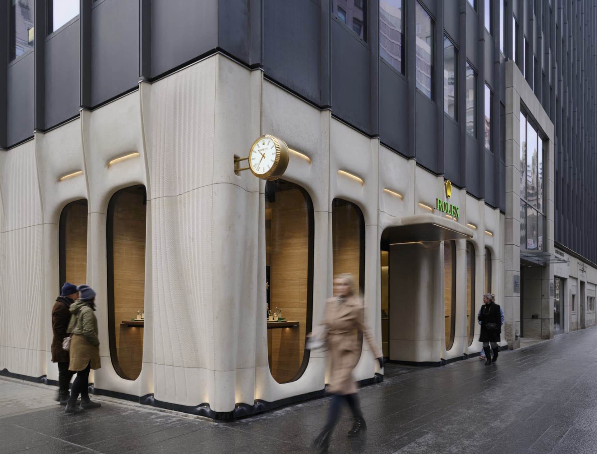 現代勞力士店面,混凝土外牆搭配金色點綴。