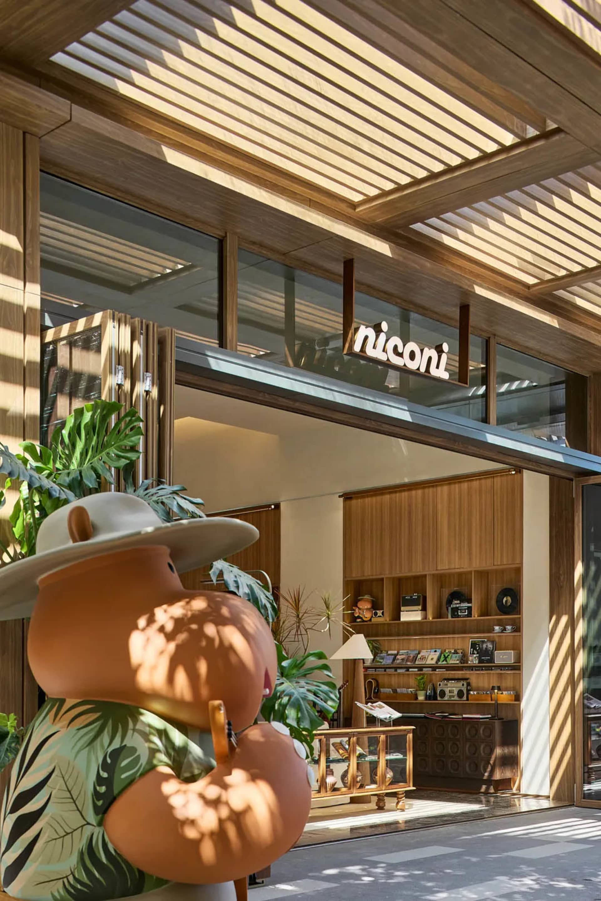 大型木質店面，招牌寫著「niconi」。