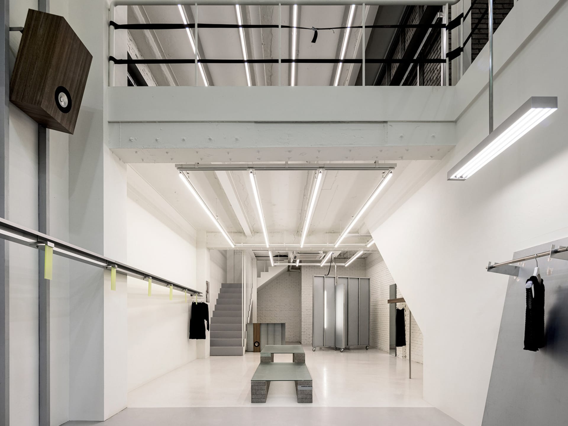 現代零售店採用混凝土與玻璃建築,呈現極簡設計與工業元素。