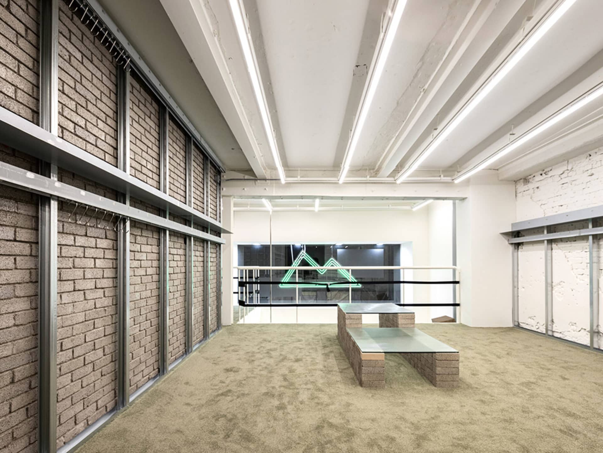 現代辦公室空間，採用混凝土地板與牆面。
