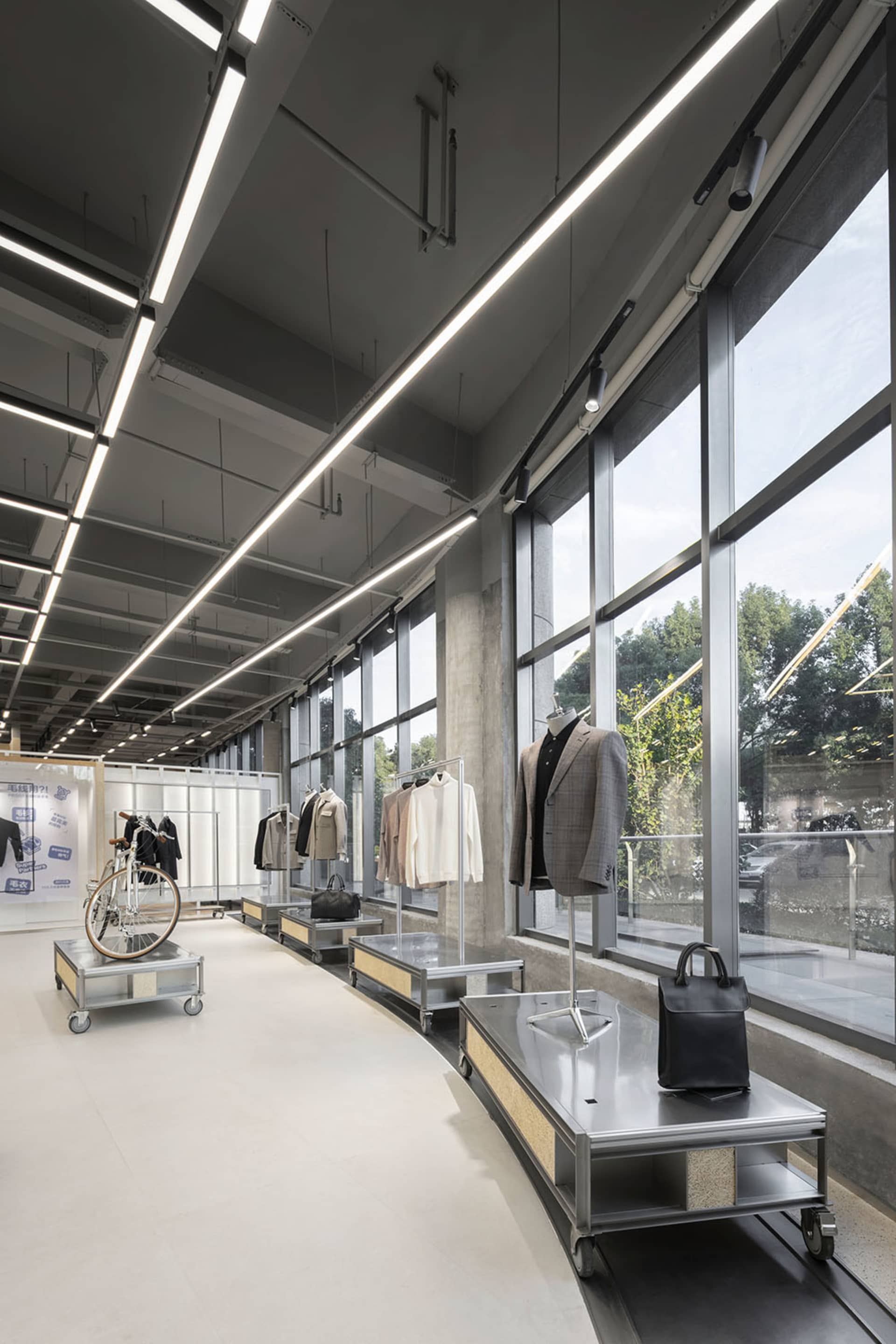 零售店內部設有金屬櫃檯與服裝展示區。