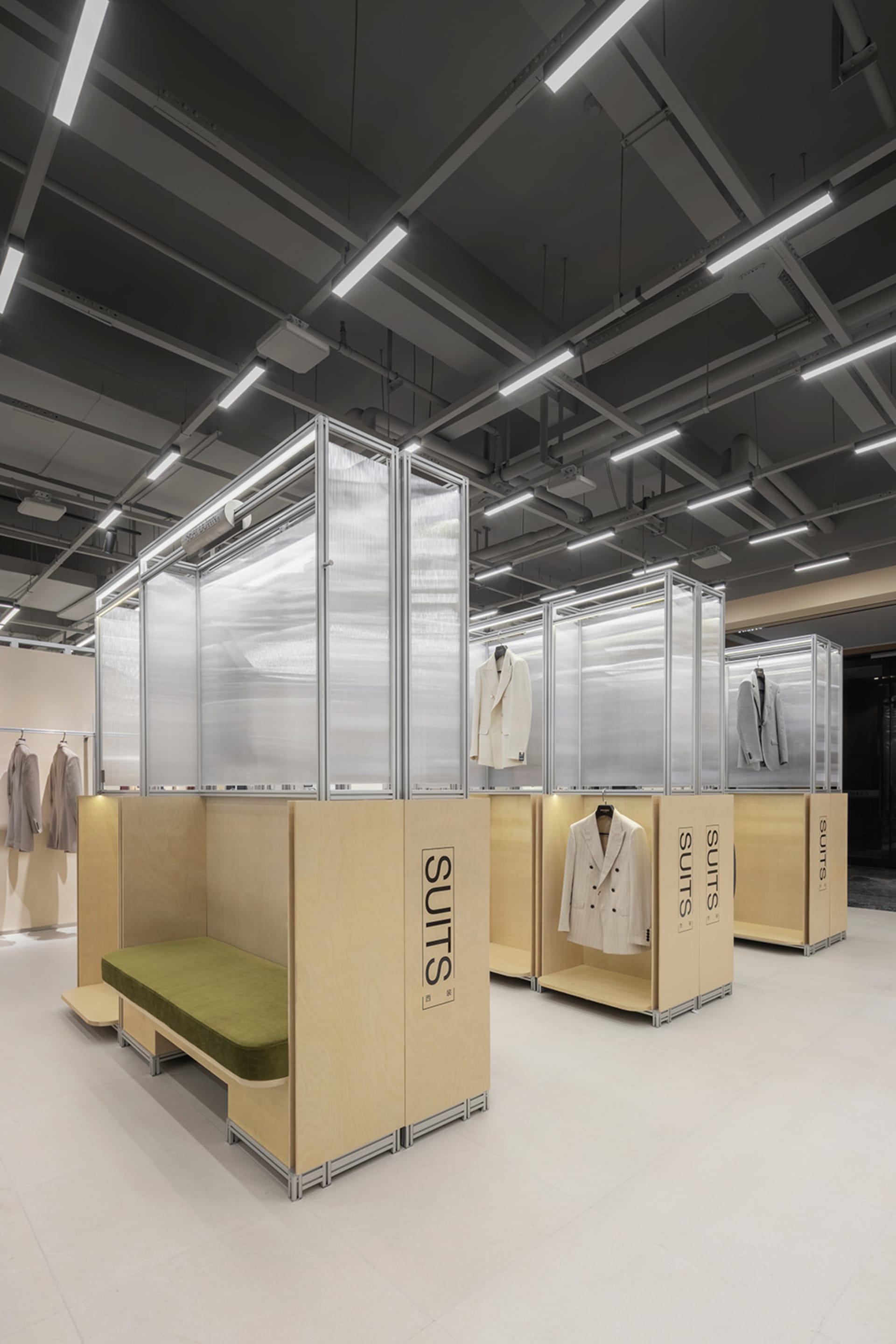 現代服飾展示,以木質櫃體搭配玻璃正面展示西裝。