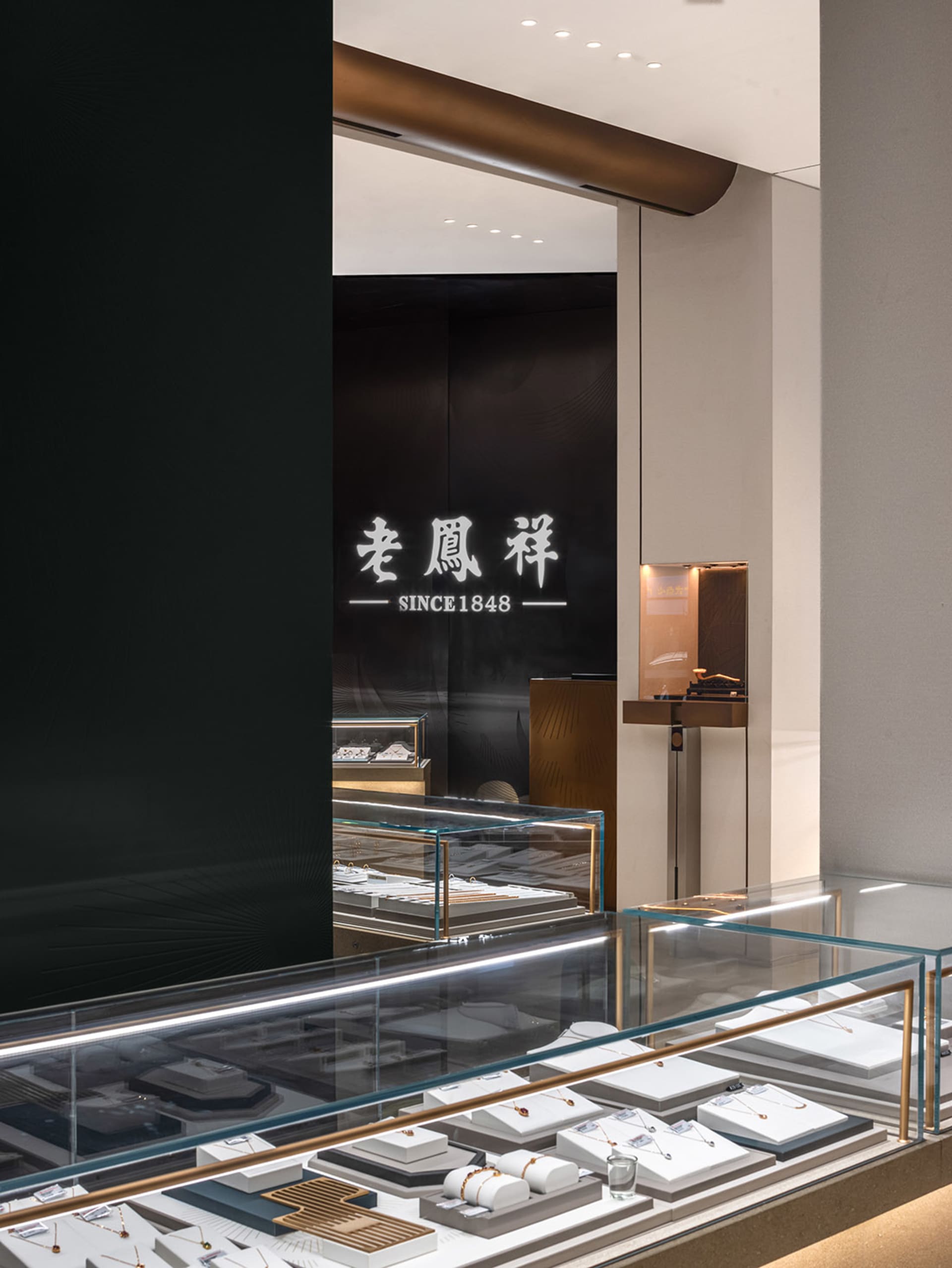 珠寶店展示櫃配有玻璃層板。