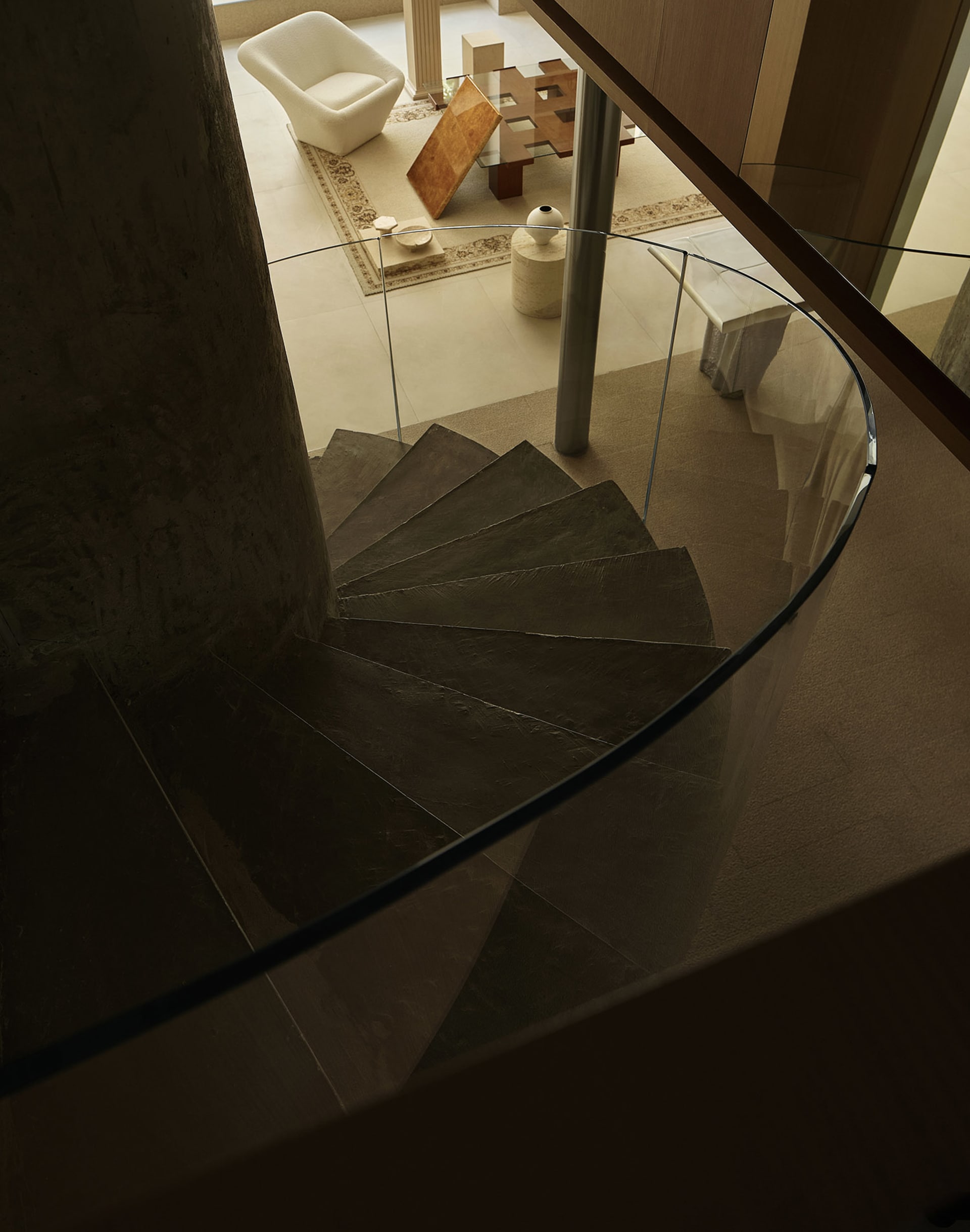 現代建築空間,展現玻璃與鋼材打造的樓梯。