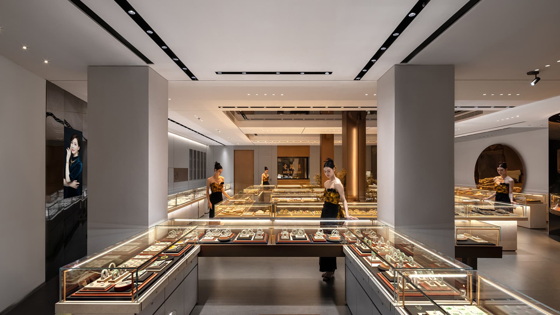 現代珠寶店內,玻璃展示櫃被燈光照亮,陳列各種珠寶首飾。