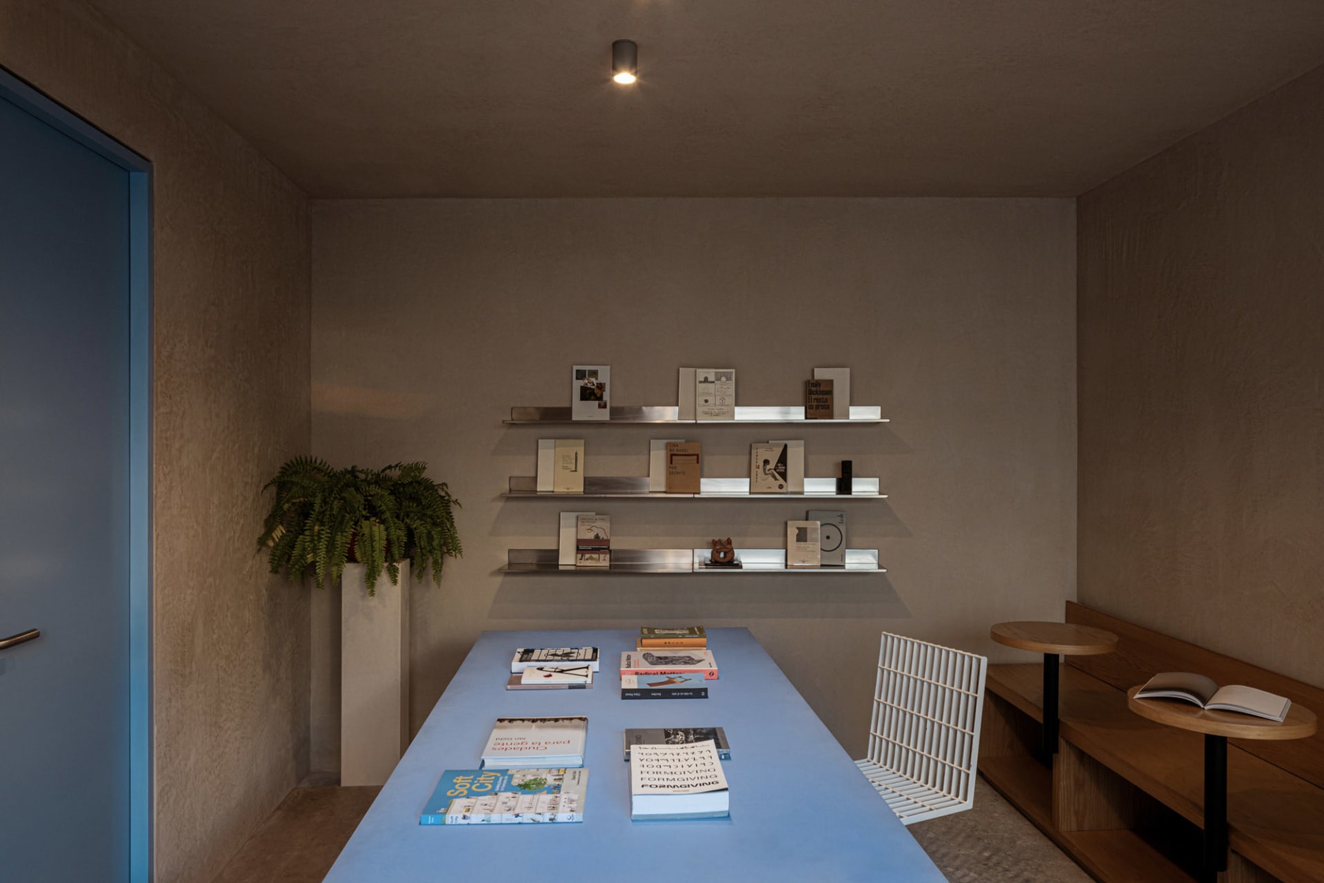 寬敞的現代書店，展現簡約混凝土書架與金屬點綴。