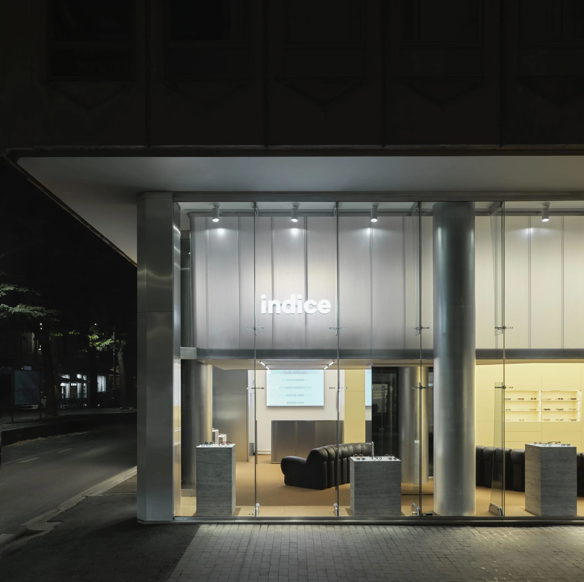 現代零售店面,玻璃立面搭配標誌寫著「indice」。